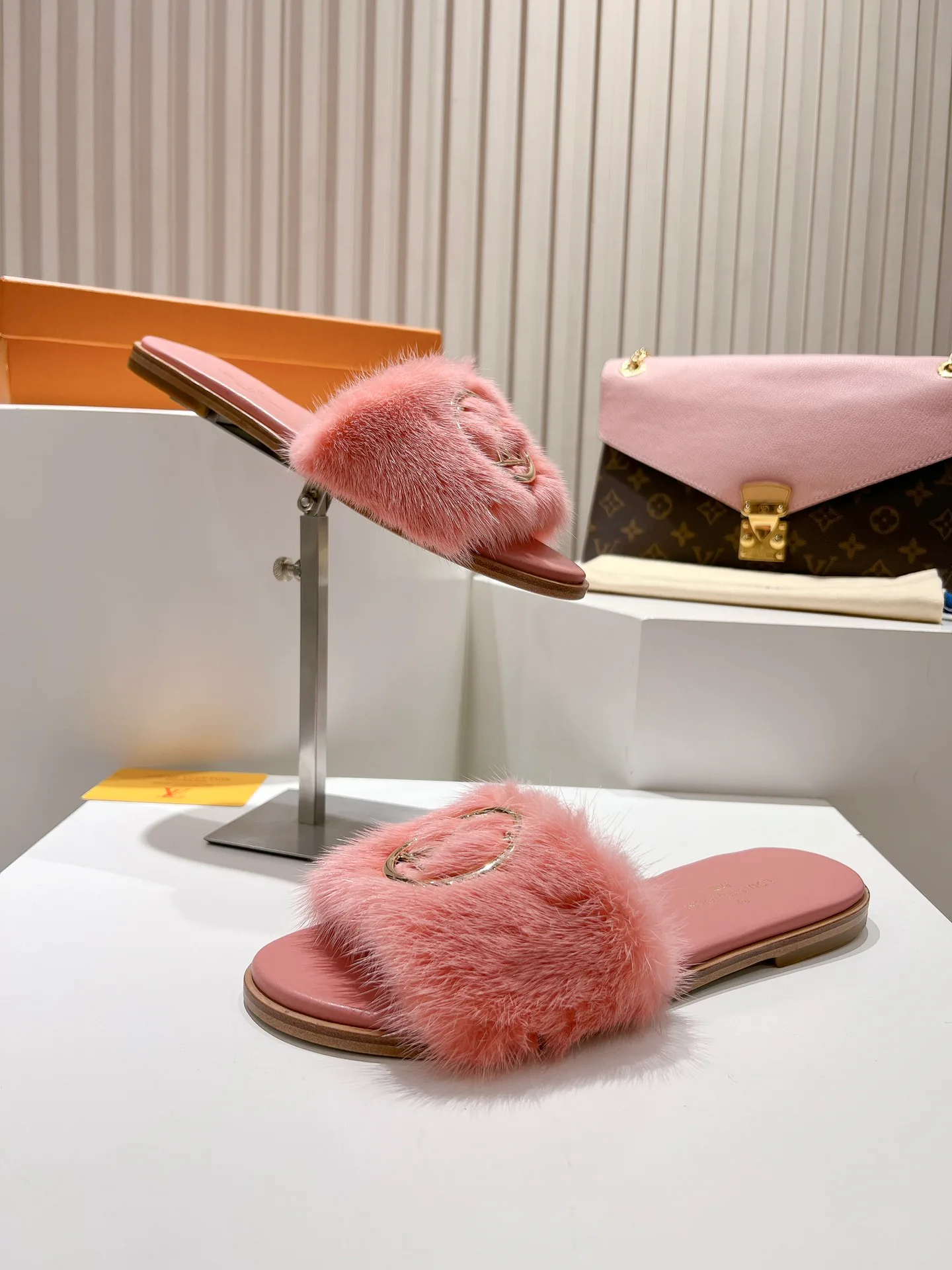 Шлепанцы Женские Louis Vuitton 11190743