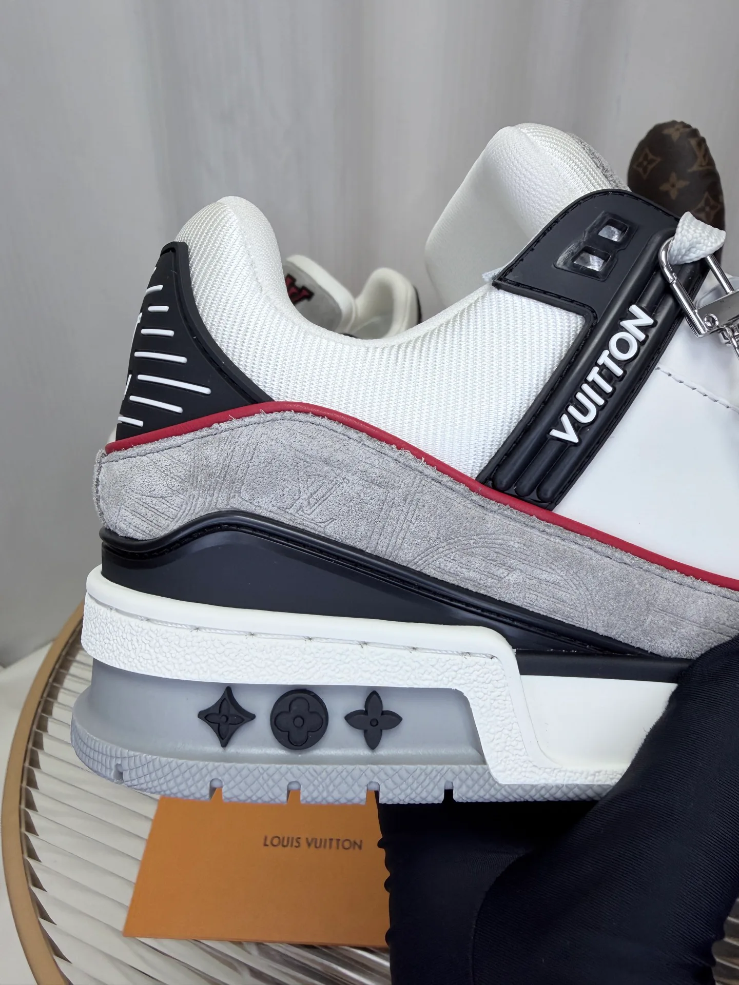 Кроссовки Женские Louis Vuitton 18234391