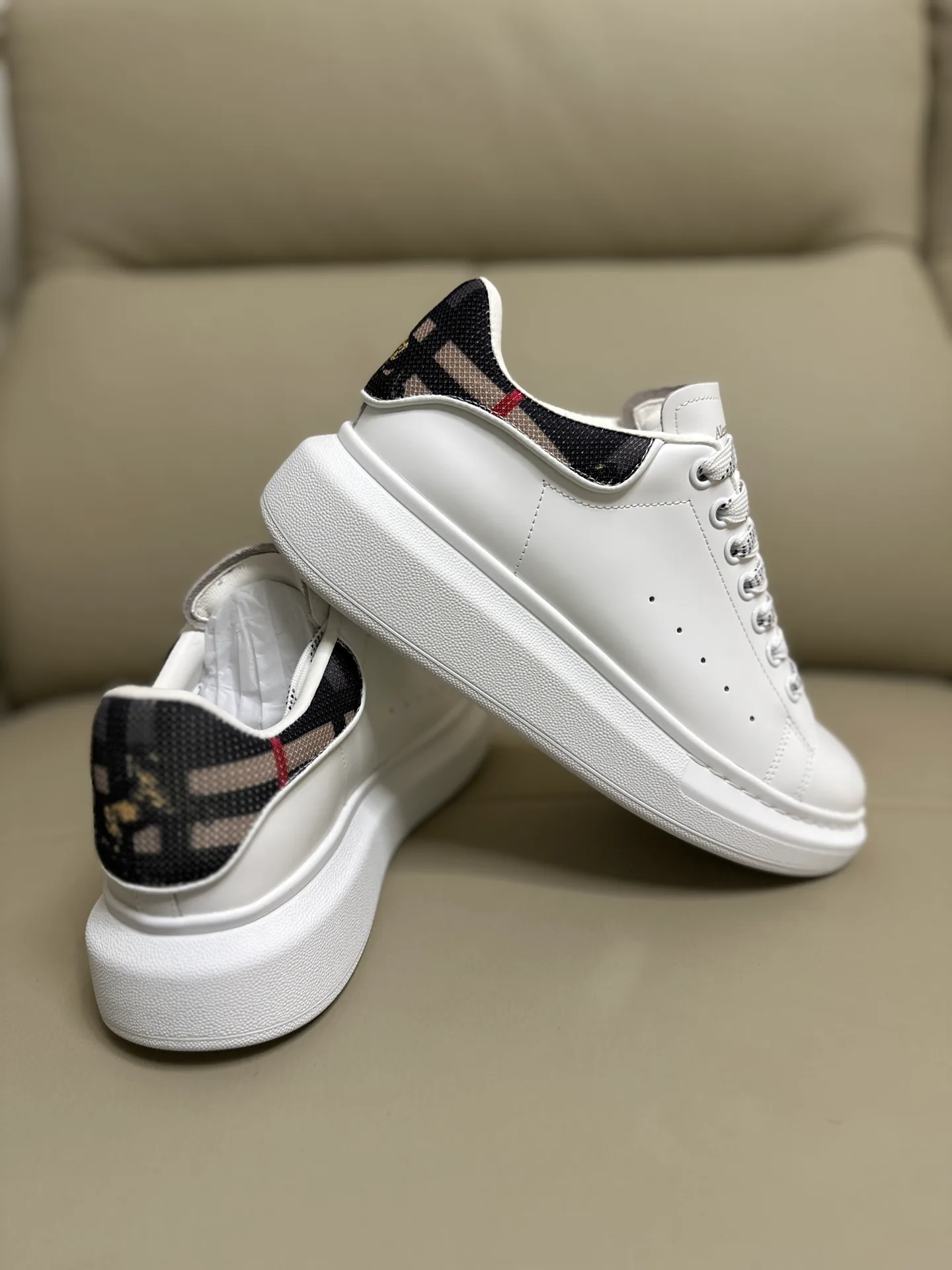 Кроссовки Женские Alexander Mcqueen 18616714