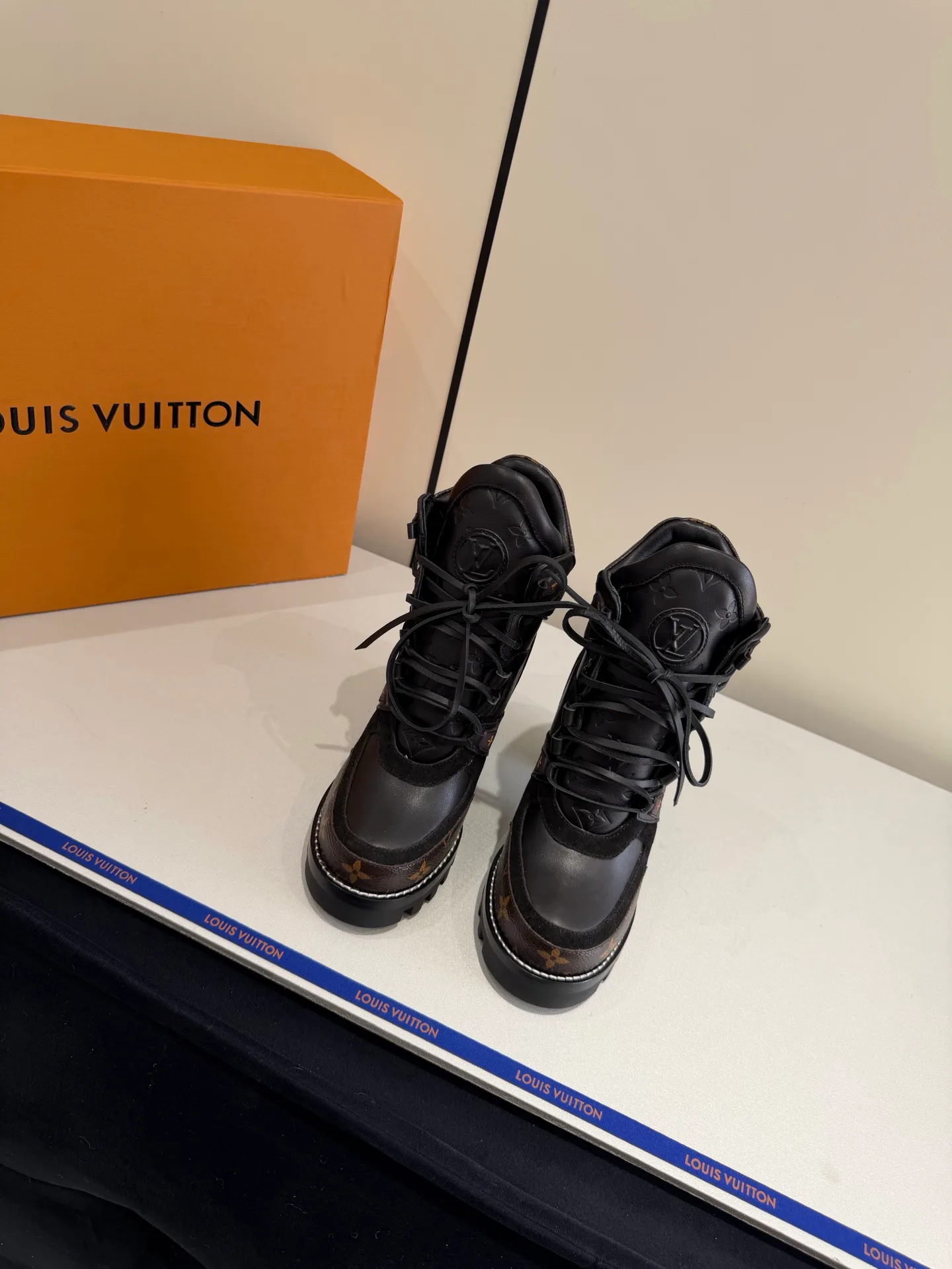 Ботинки Женские Louis Vuitton 19563676