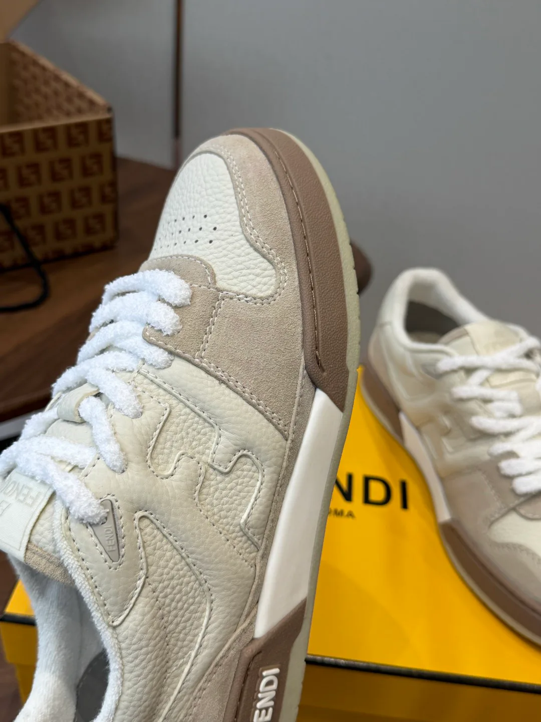 Кроссовки Женские Fendi 17908427