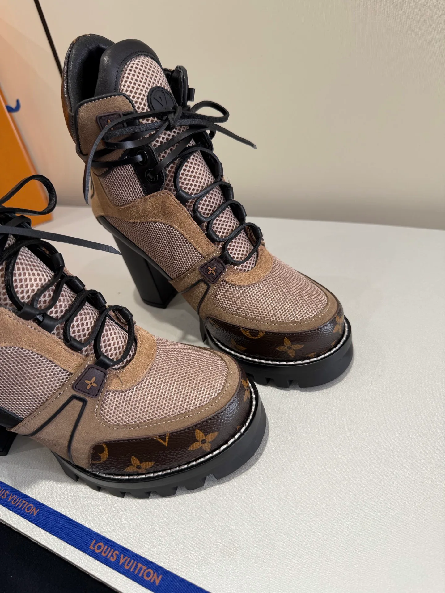 Ботинки Женские Louis Vuitton 19563680