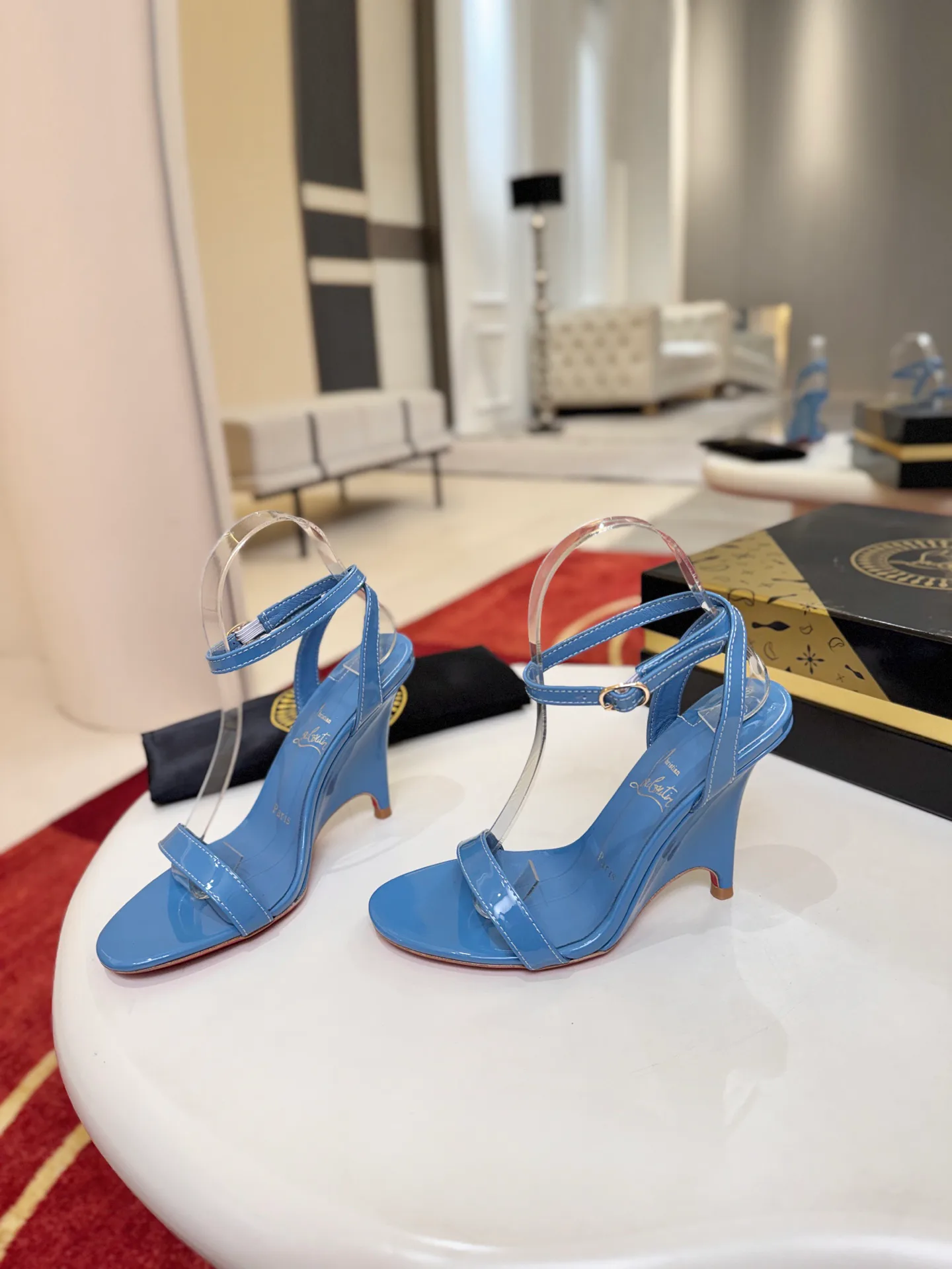 Босоножки Женские Christian Louboutin 18549164