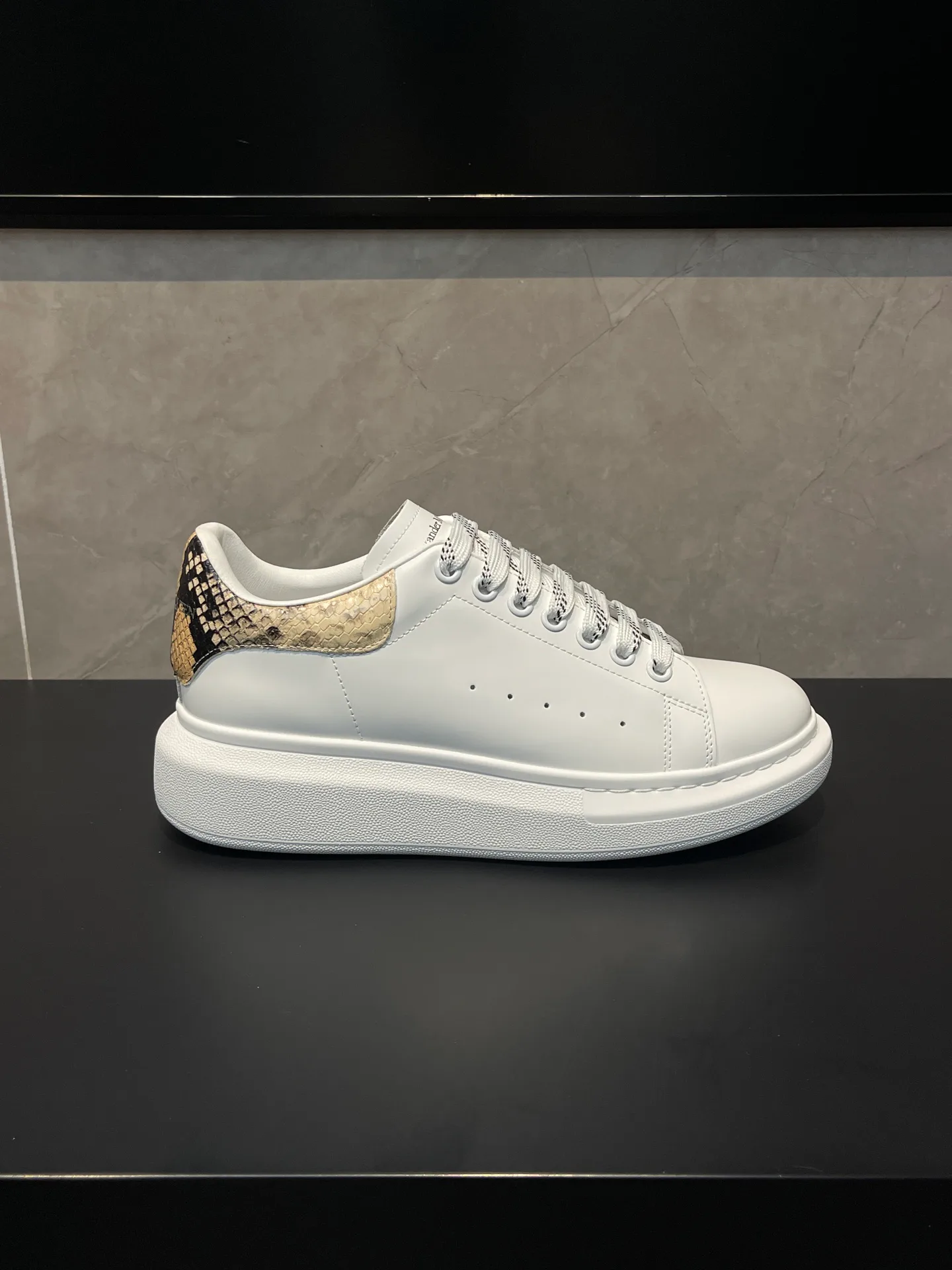 Кроссовки Женские Alexander Mcqueen 18363872