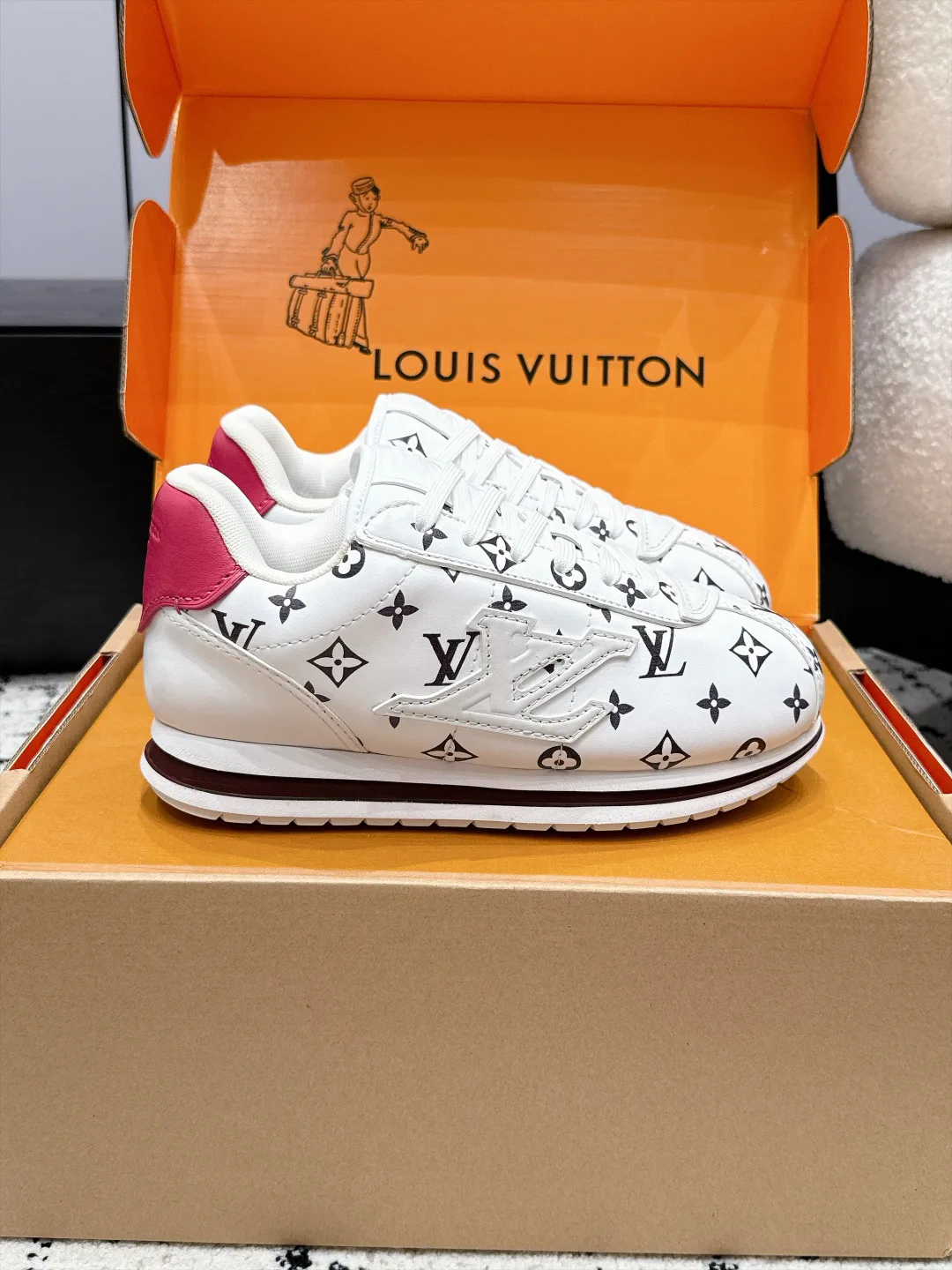 Кроссовки Женские Louis Vuitton 18406474