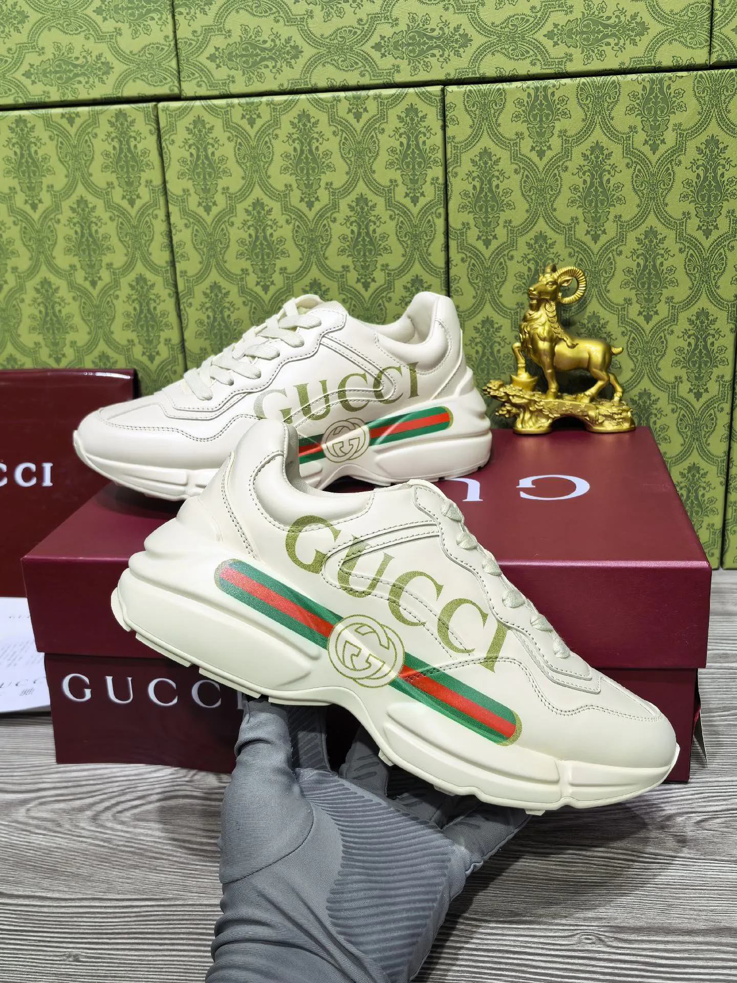 Кроссовки Женские Gucci 18039943