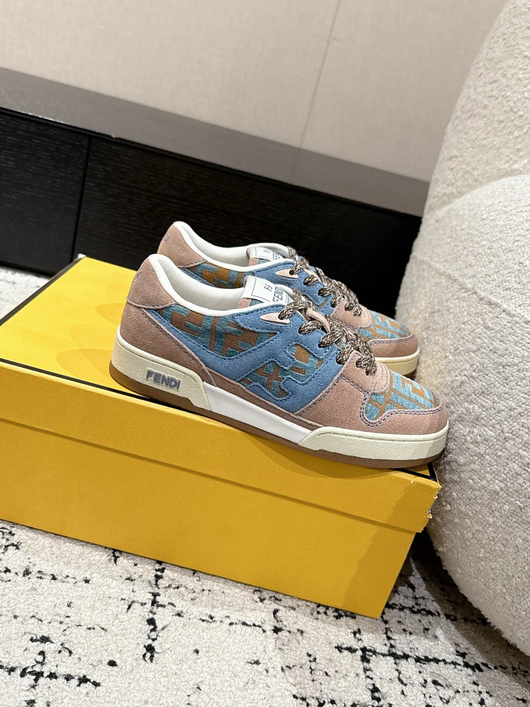 Кроссовки Женские Fendi 11567555