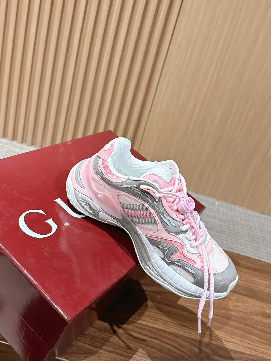 Кроссовки Женские Gucci 18889235
