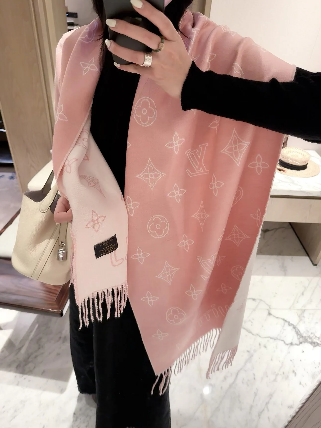 Шарфы Louis Vuitton 18377556