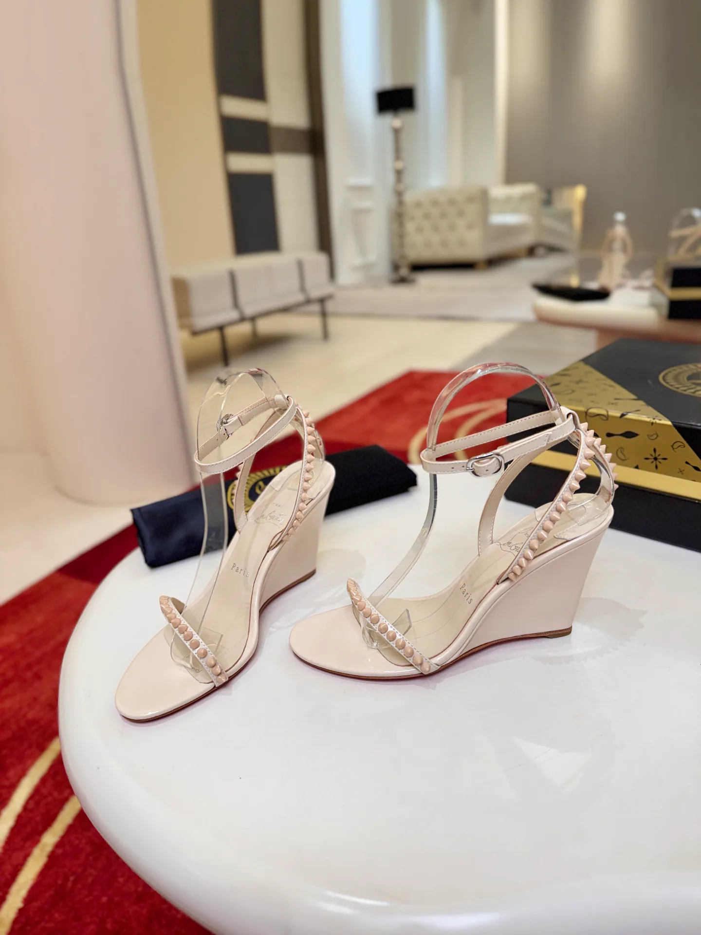 Босоножки Женские Christian Louboutin 18500920