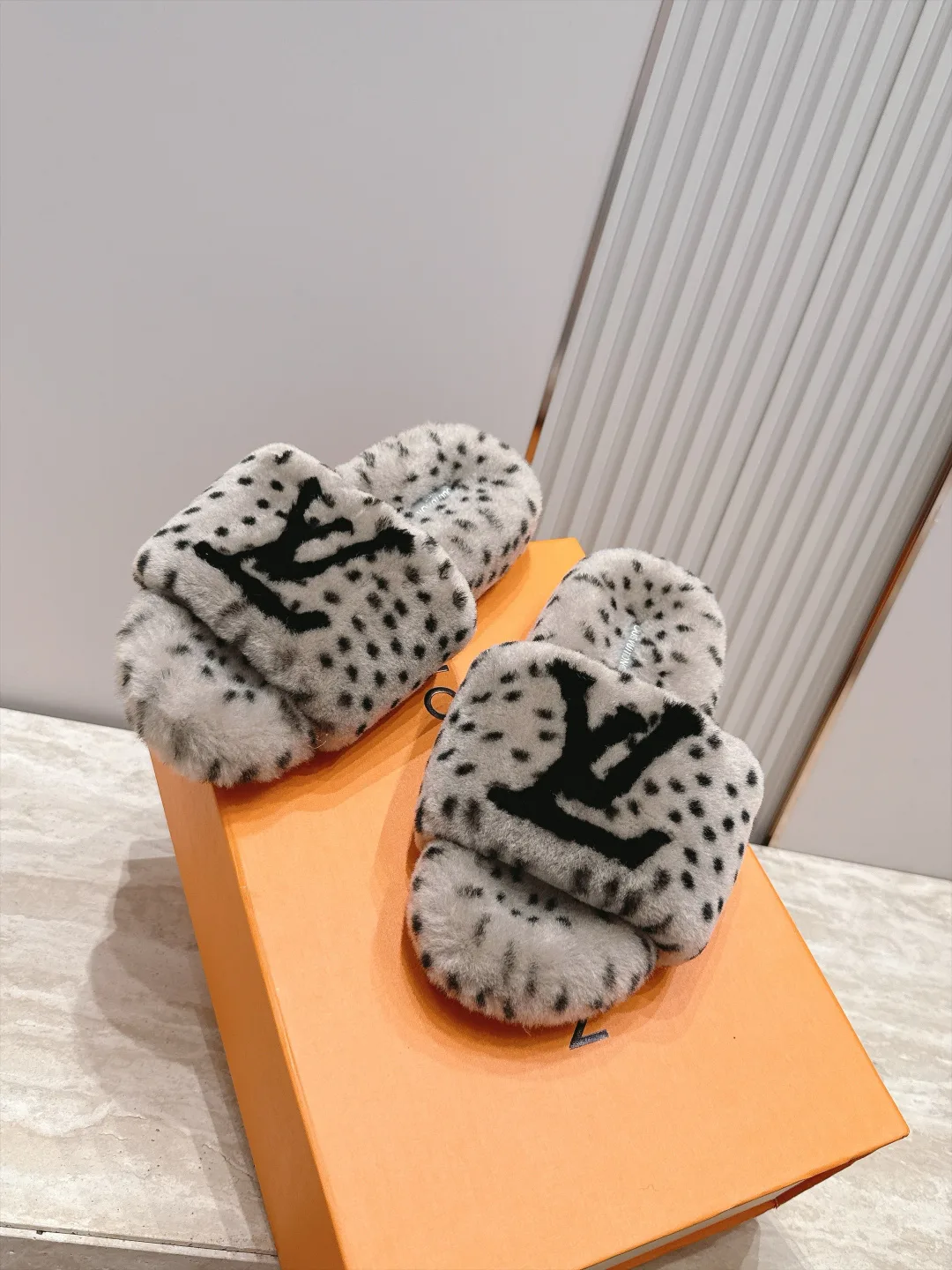 Тапочки Женские Louis Vuitton 18470072