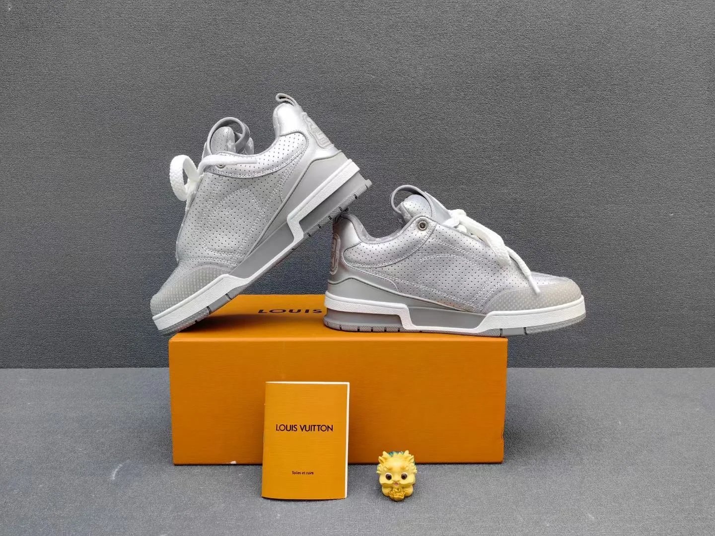Кроссовки Женские Louis Vuitton 13130440