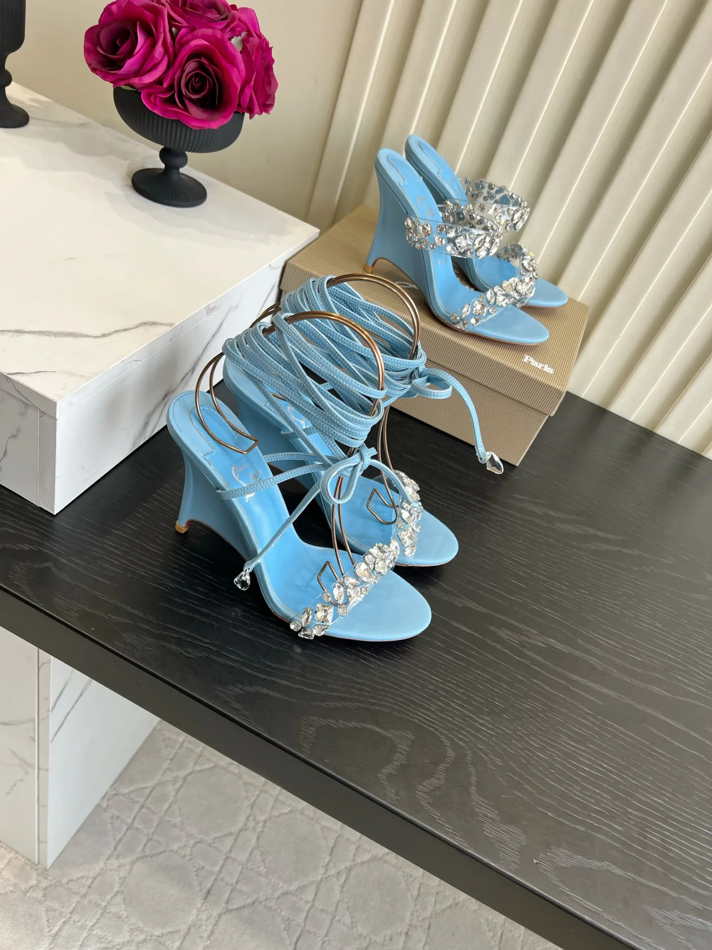 Босоножки Женские Christian Louboutin 18614260