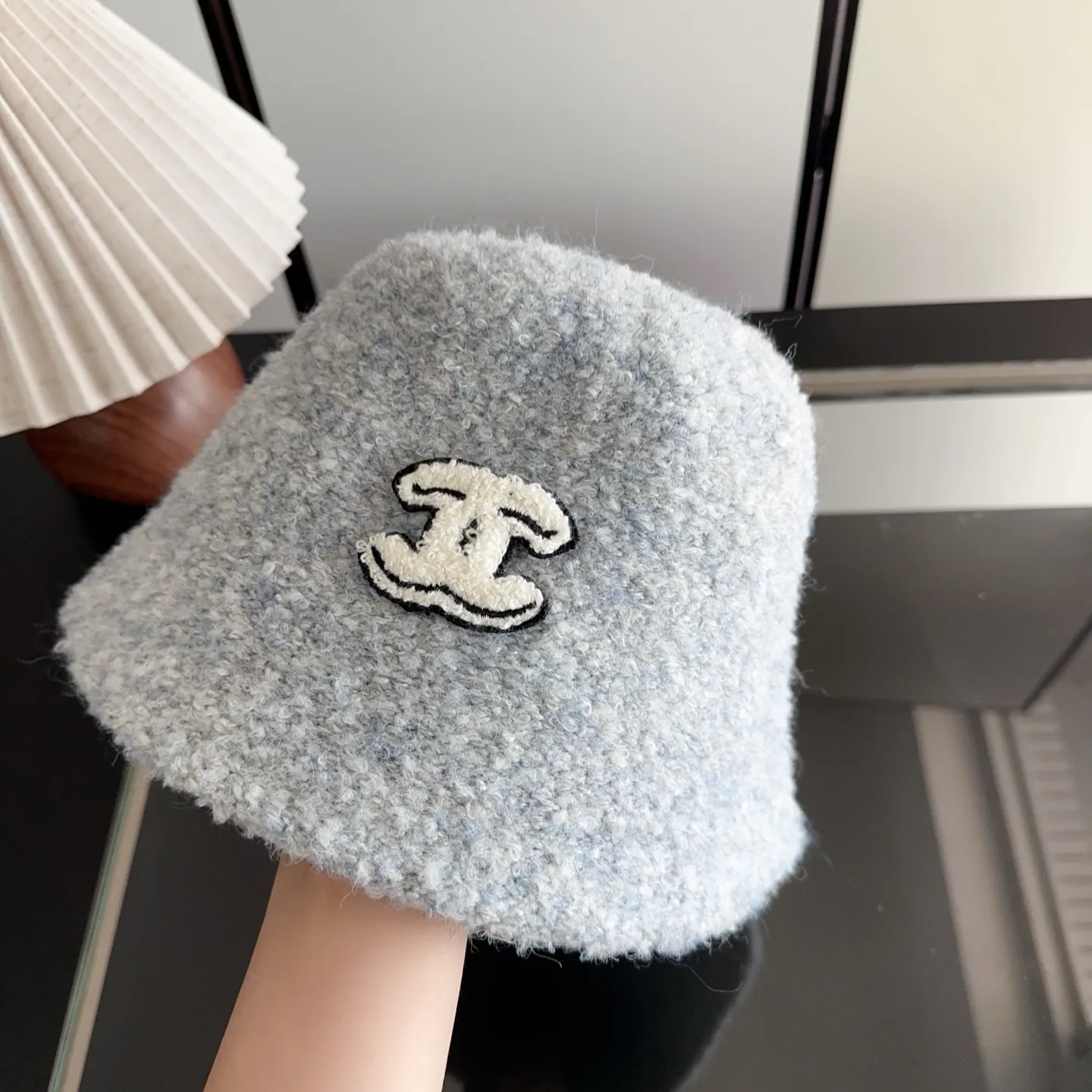 Головные Уборы Chanel 18105709
