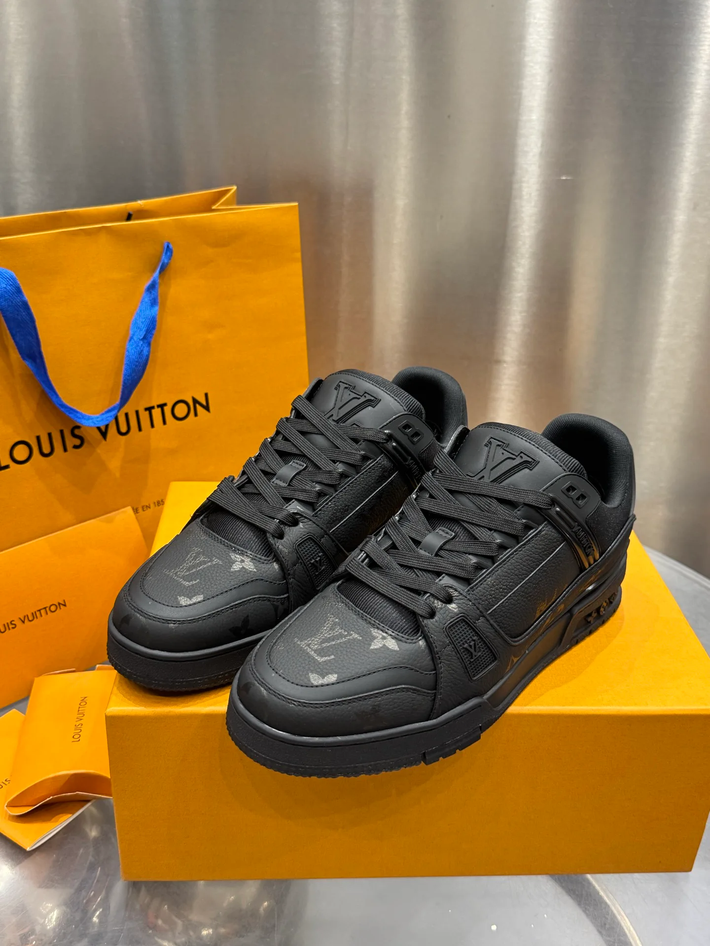 Кроссовки Мужские Louis Vuitton 19073349