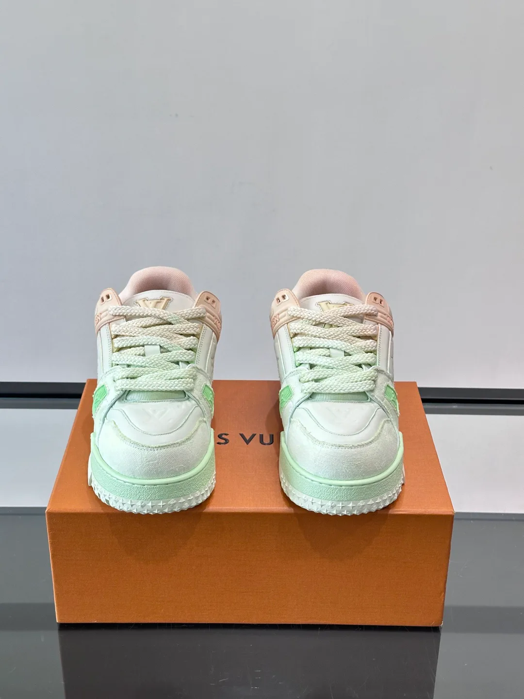 Кроссовки Женские Louis Vuitton 13580304