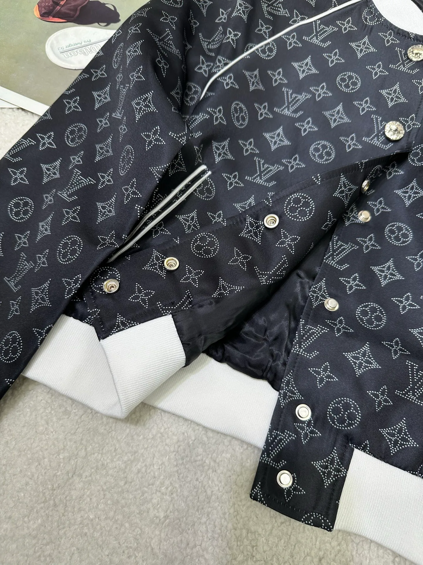 Куртки И Пуховики Женские Louis Vuitton 18396732