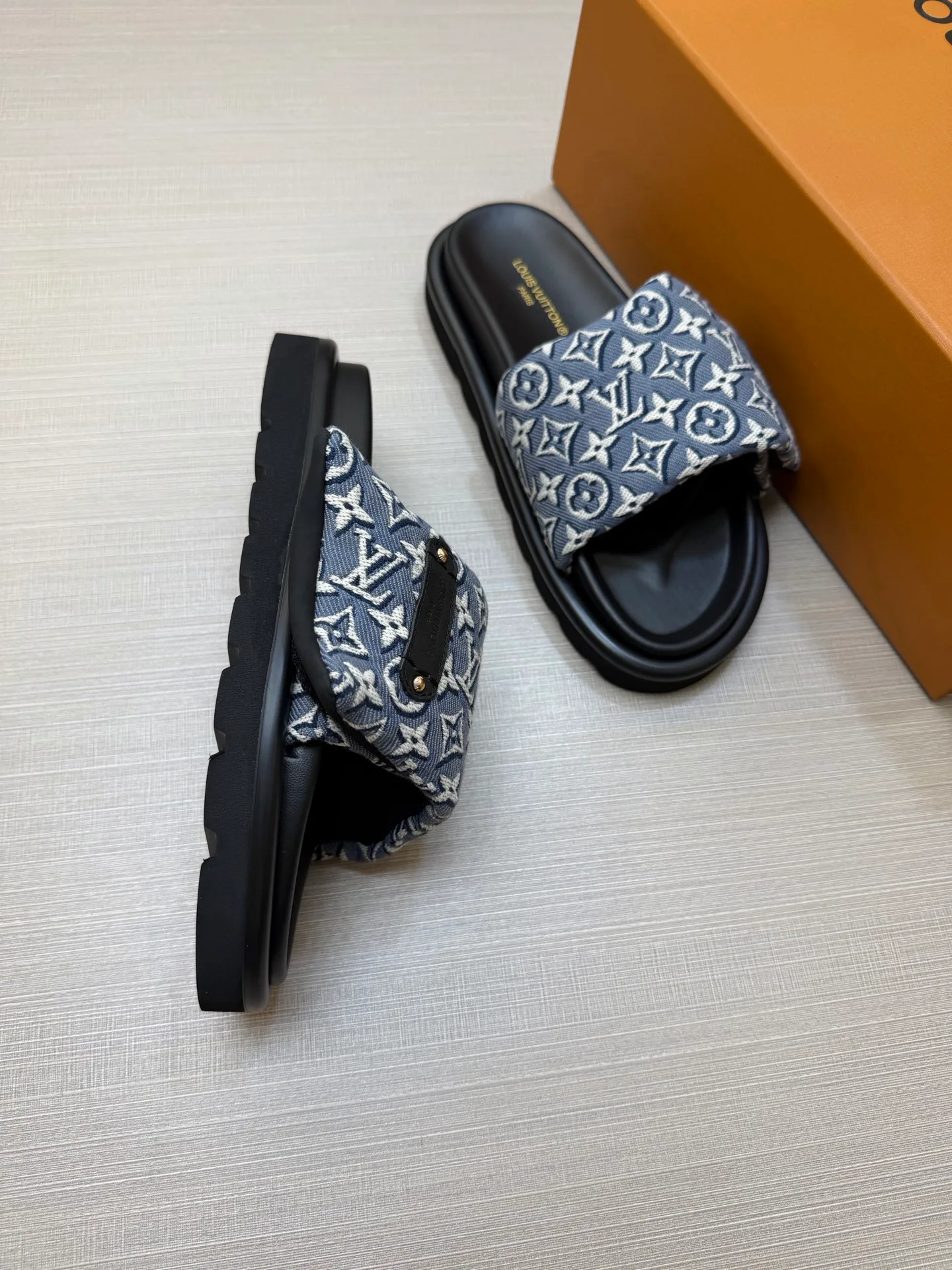 Шлепанцы Женские Louis Vuitton 18011824