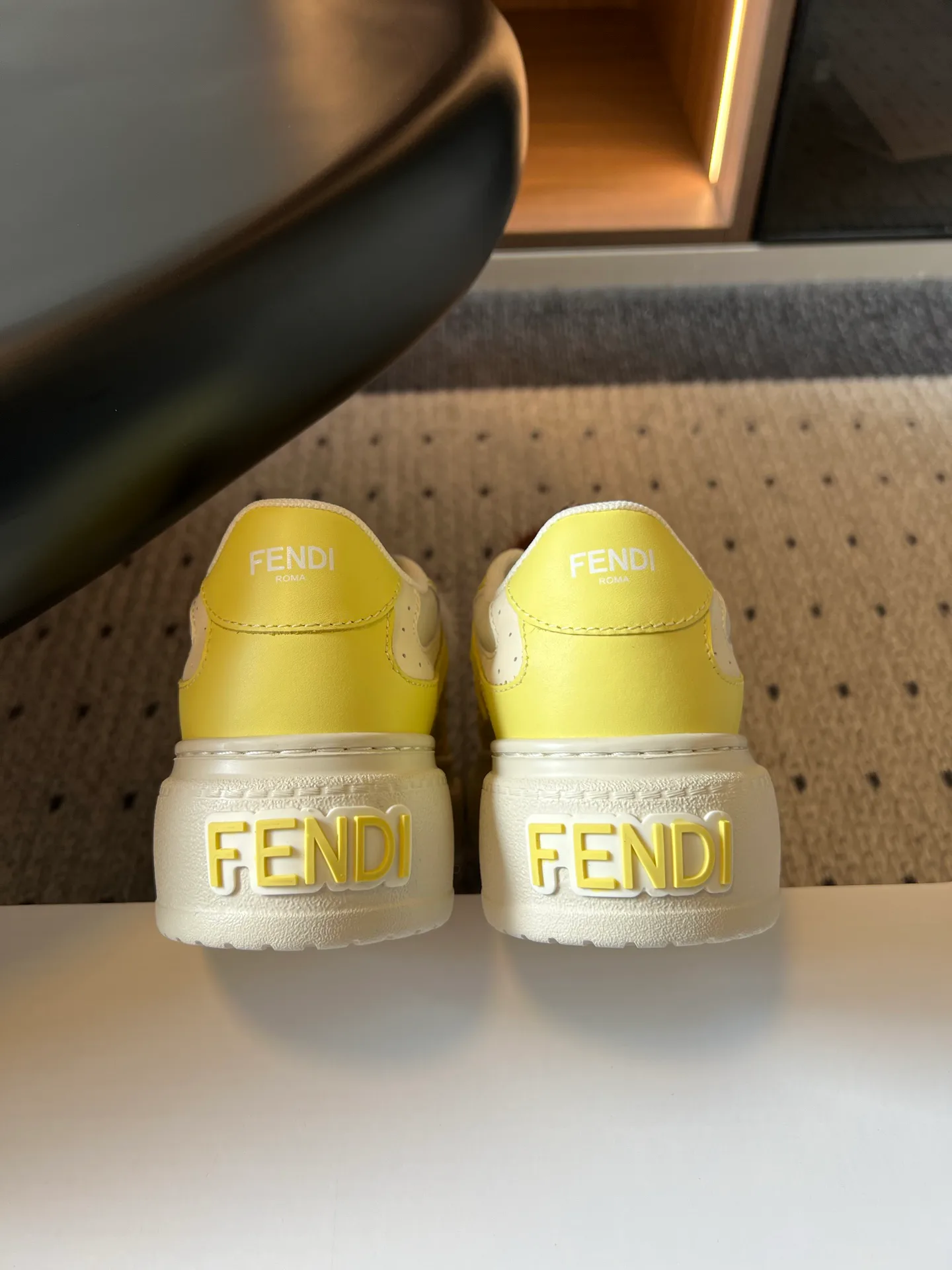 Кроссовки Женские Fendi 17190589