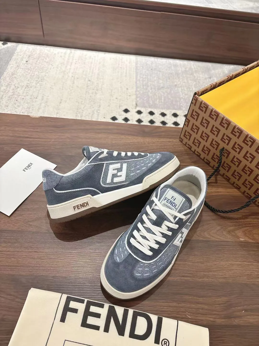 Кроссовки Женские Fendi 18219521