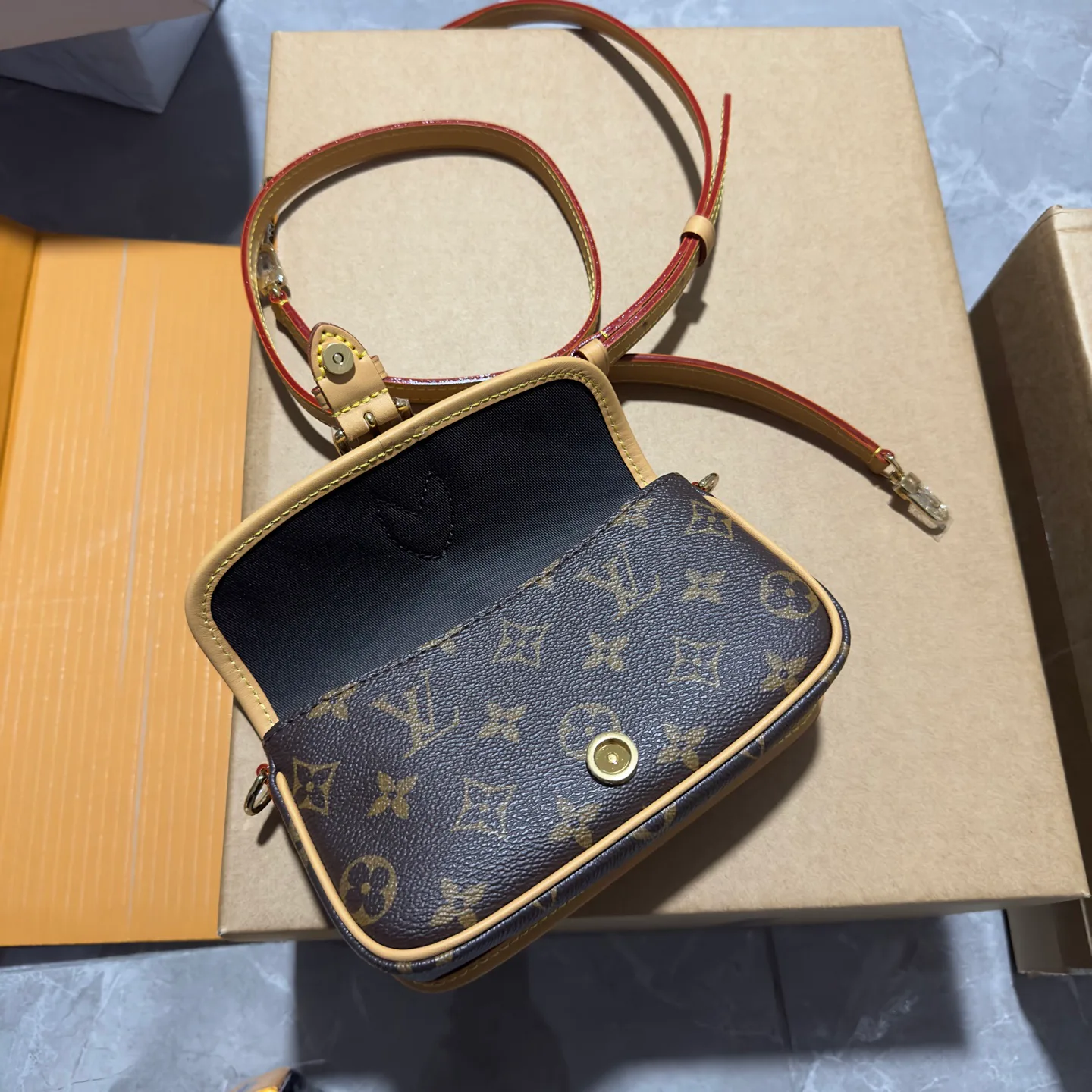 Клатчи Женские Louis Vuitton 11508437
