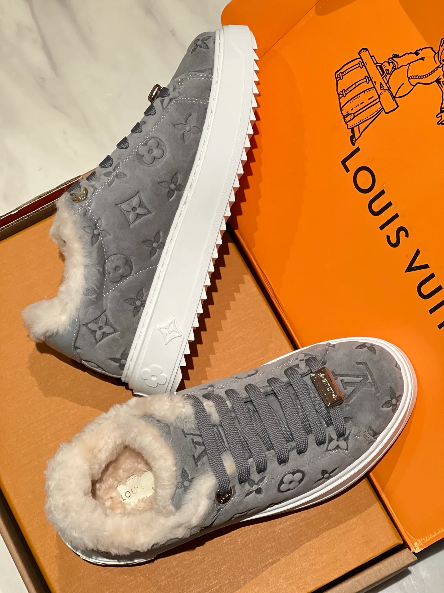 Кроссовки Женские Louis Vuitton 18998314