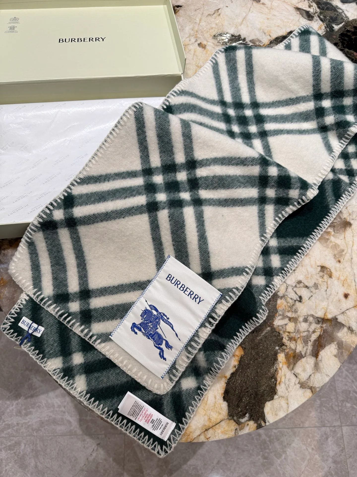 Шарфы Burberry 18626966