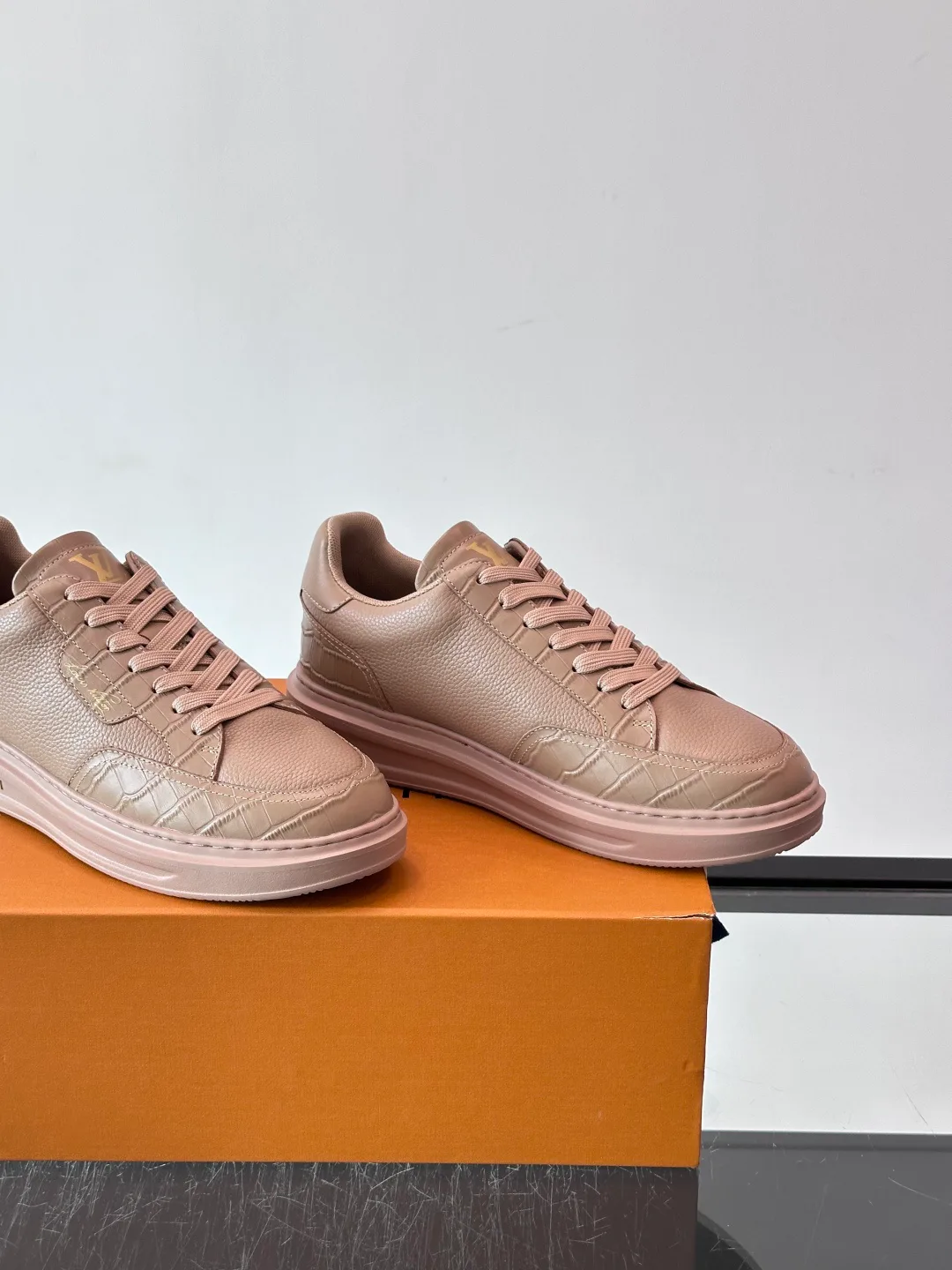 Кроссовки Женские Louis Vuitton 18400578