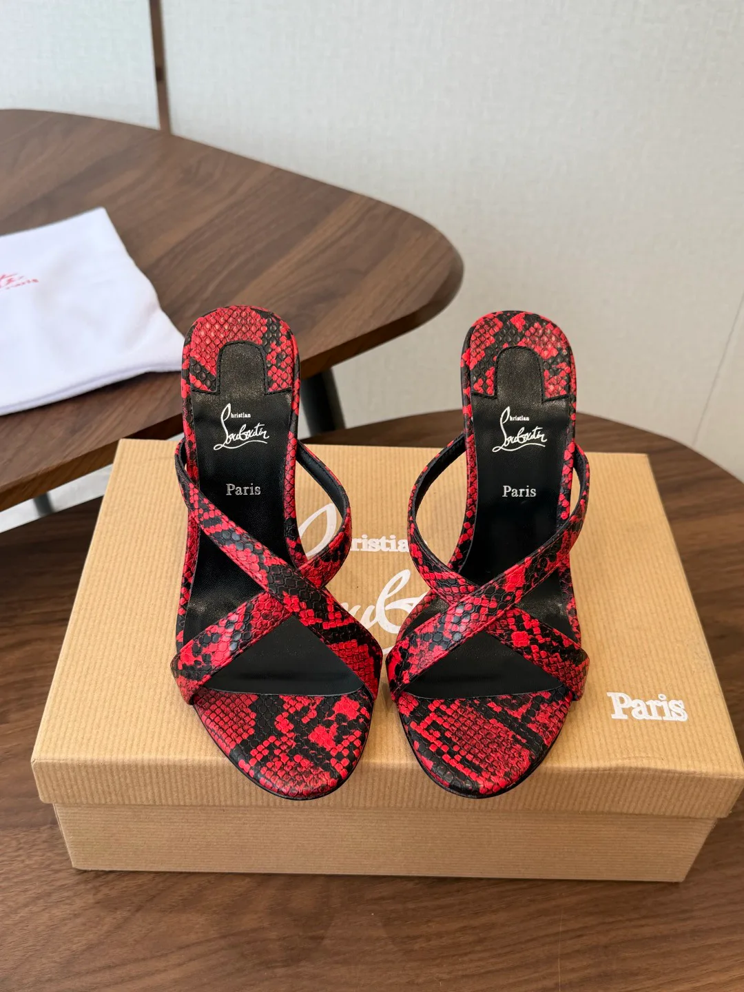 Босоножки Женские Christian Louboutin 18183082