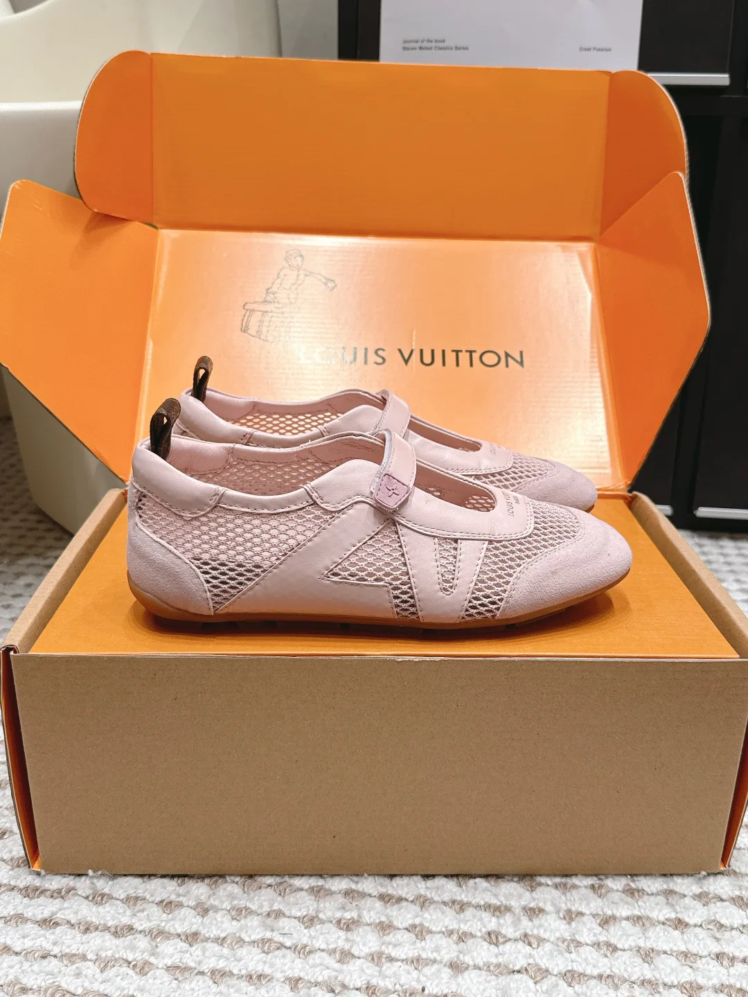 Кроссовки Женские Louis Vuitton 19043359