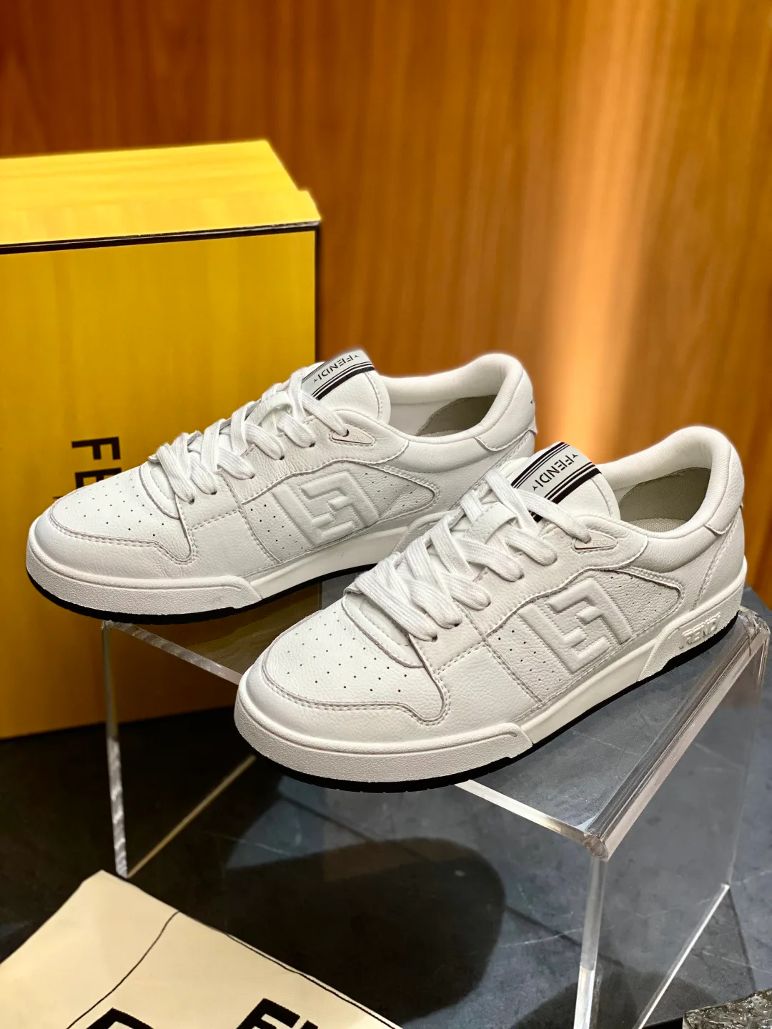 Кроссовки Женские Fendi 18119371