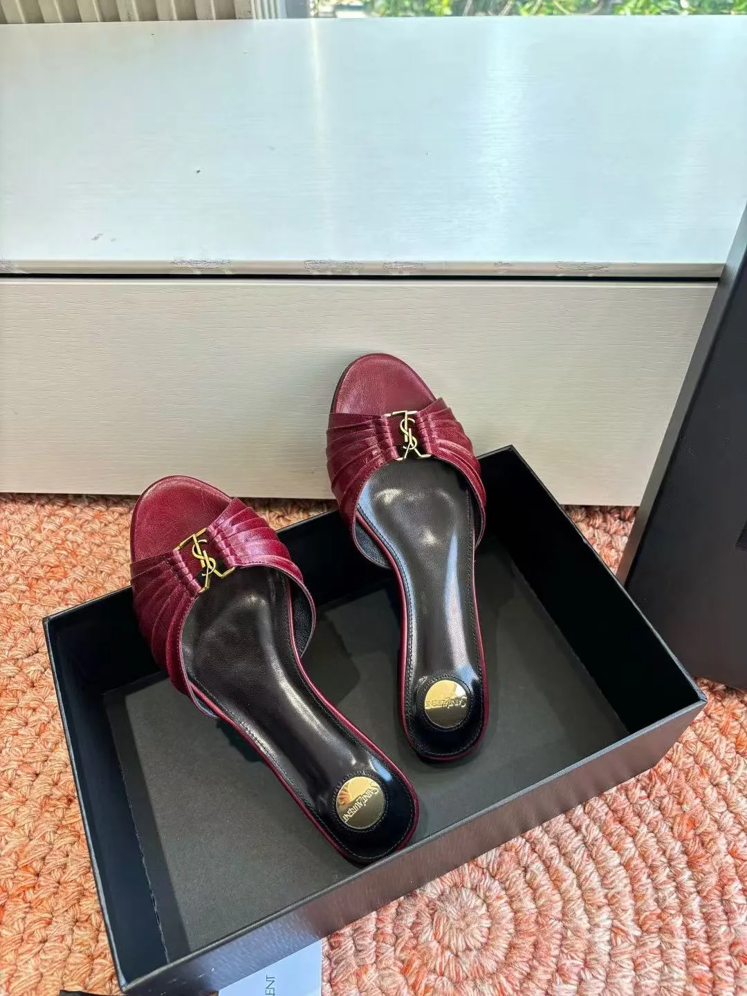 Шлепанцы Женские Saint Laurent 11755425