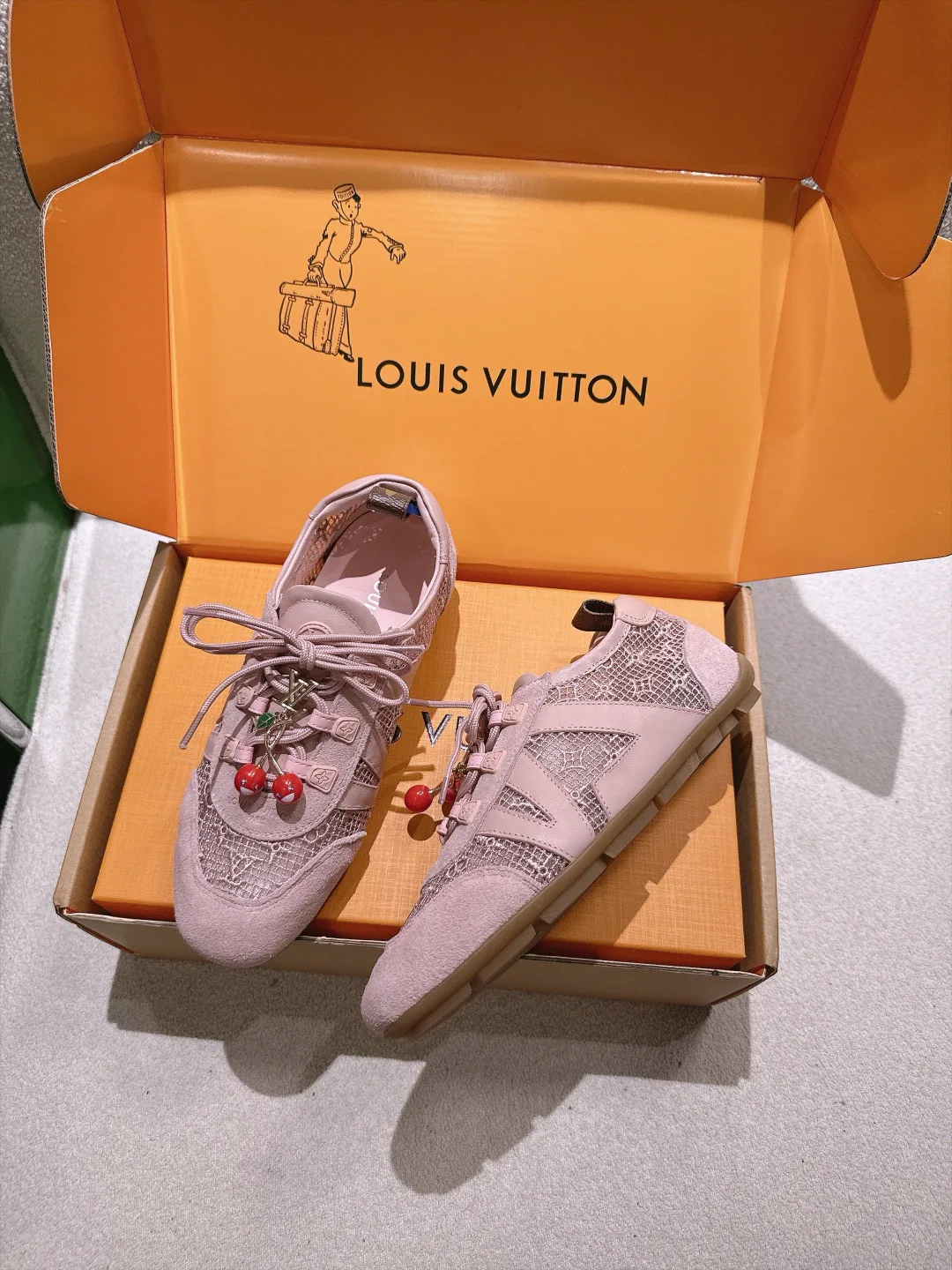 Кроссовки Женские Louis Vuitton 18152835