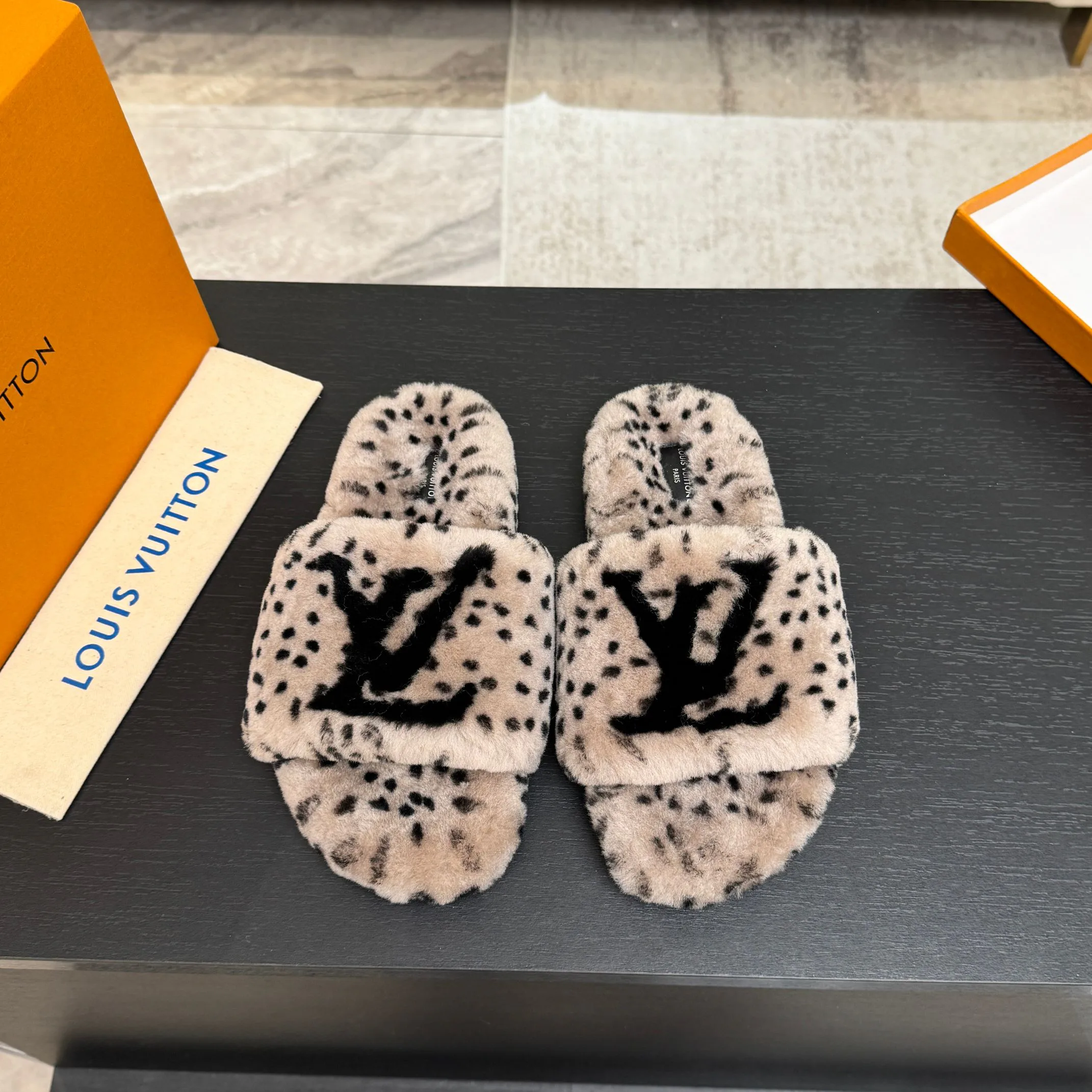 Тапочки Женские Louis Vuitton 18062767