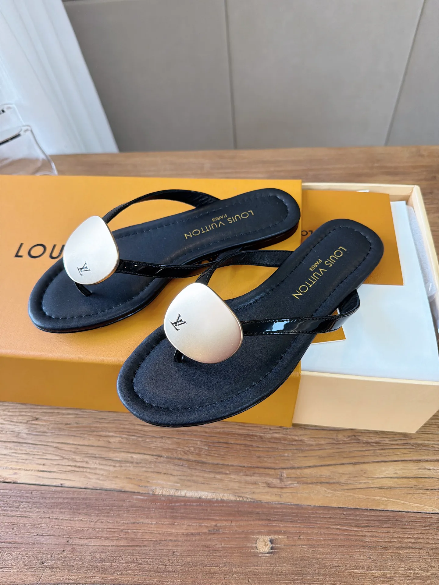 Шлепанцы Женские Louis Vuitton 17620620