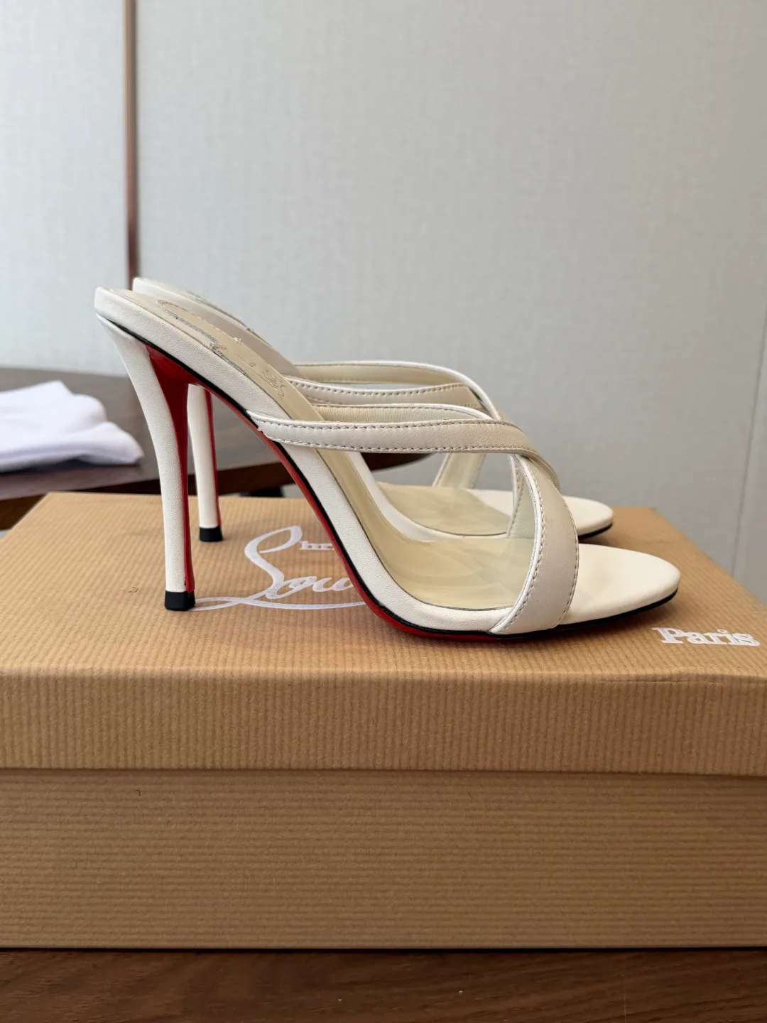 Босоножки Женские Christian Louboutin 18183090