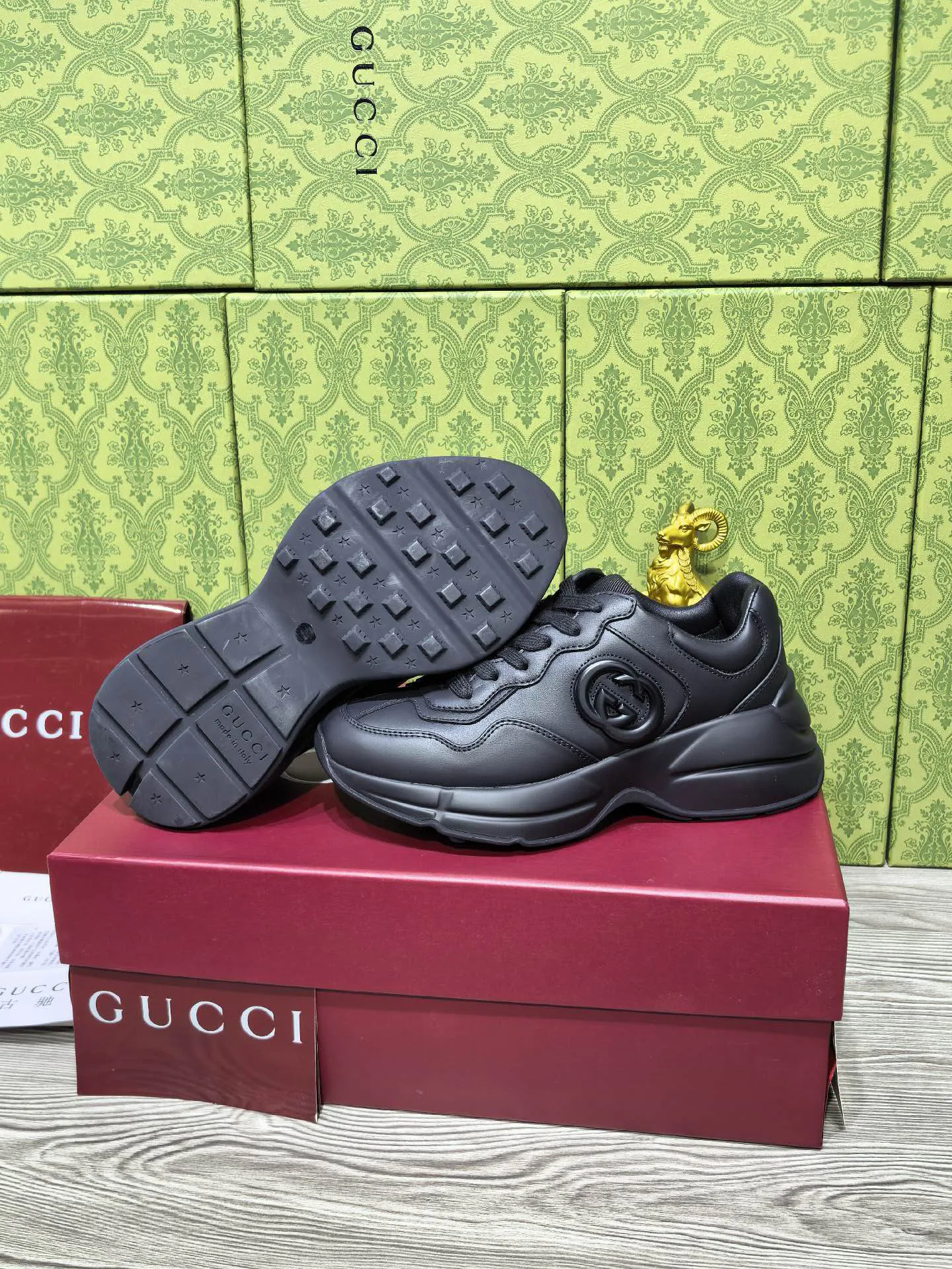 Кроссовки Женские Gucci 18039944