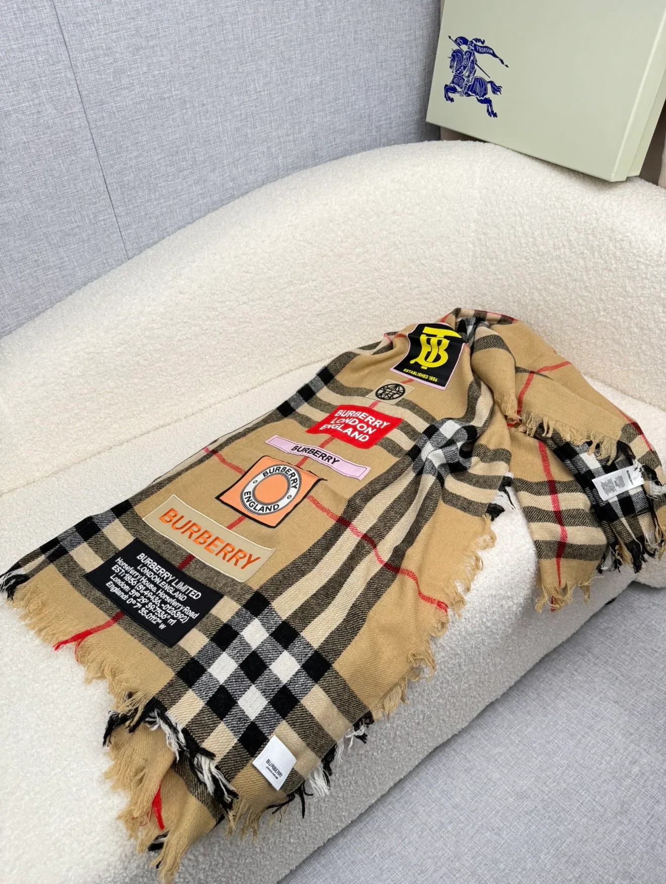 Шарфы Burberry 18675842
