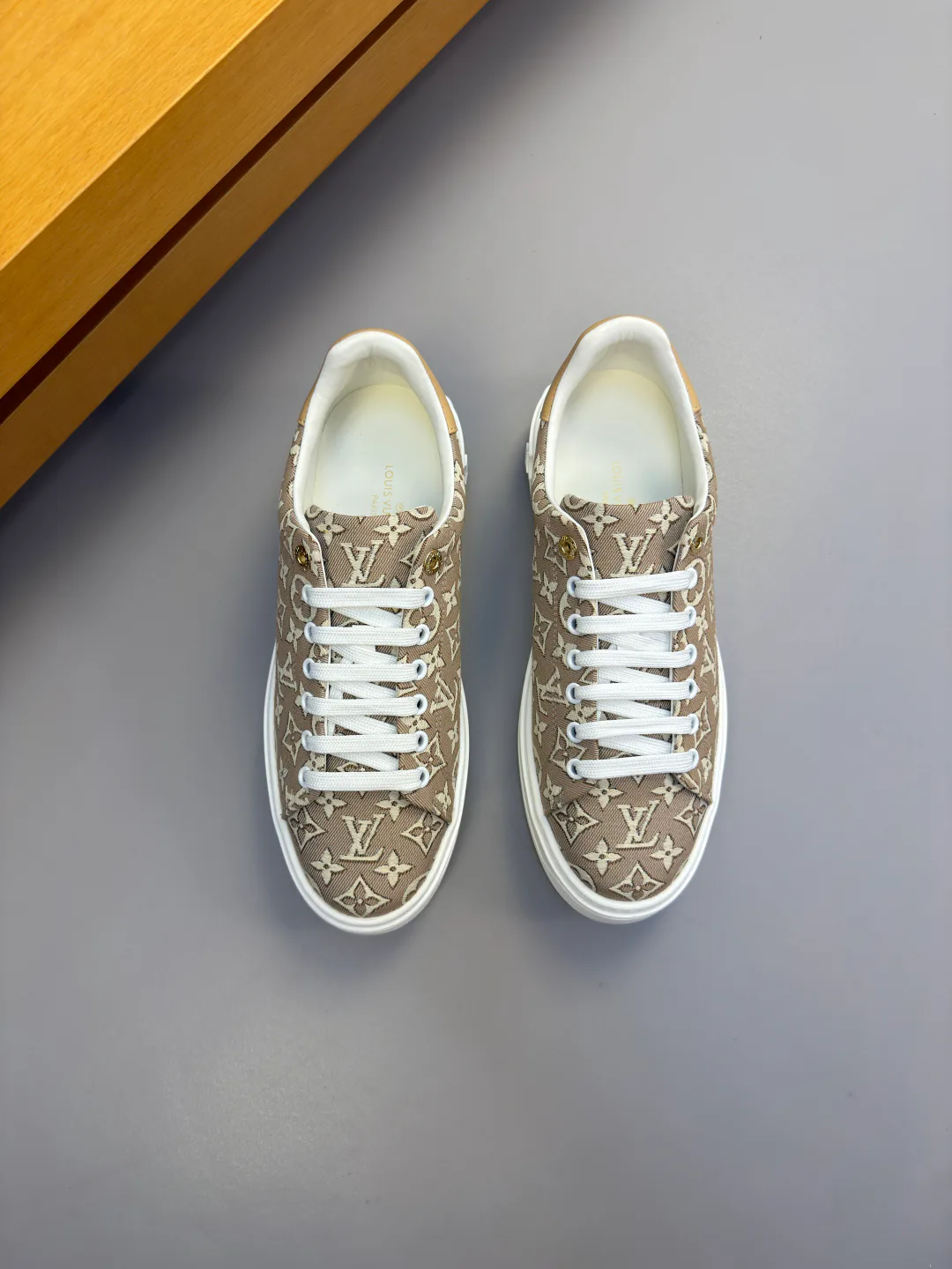 Кроссовки Женские Louis Vuitton 17368526