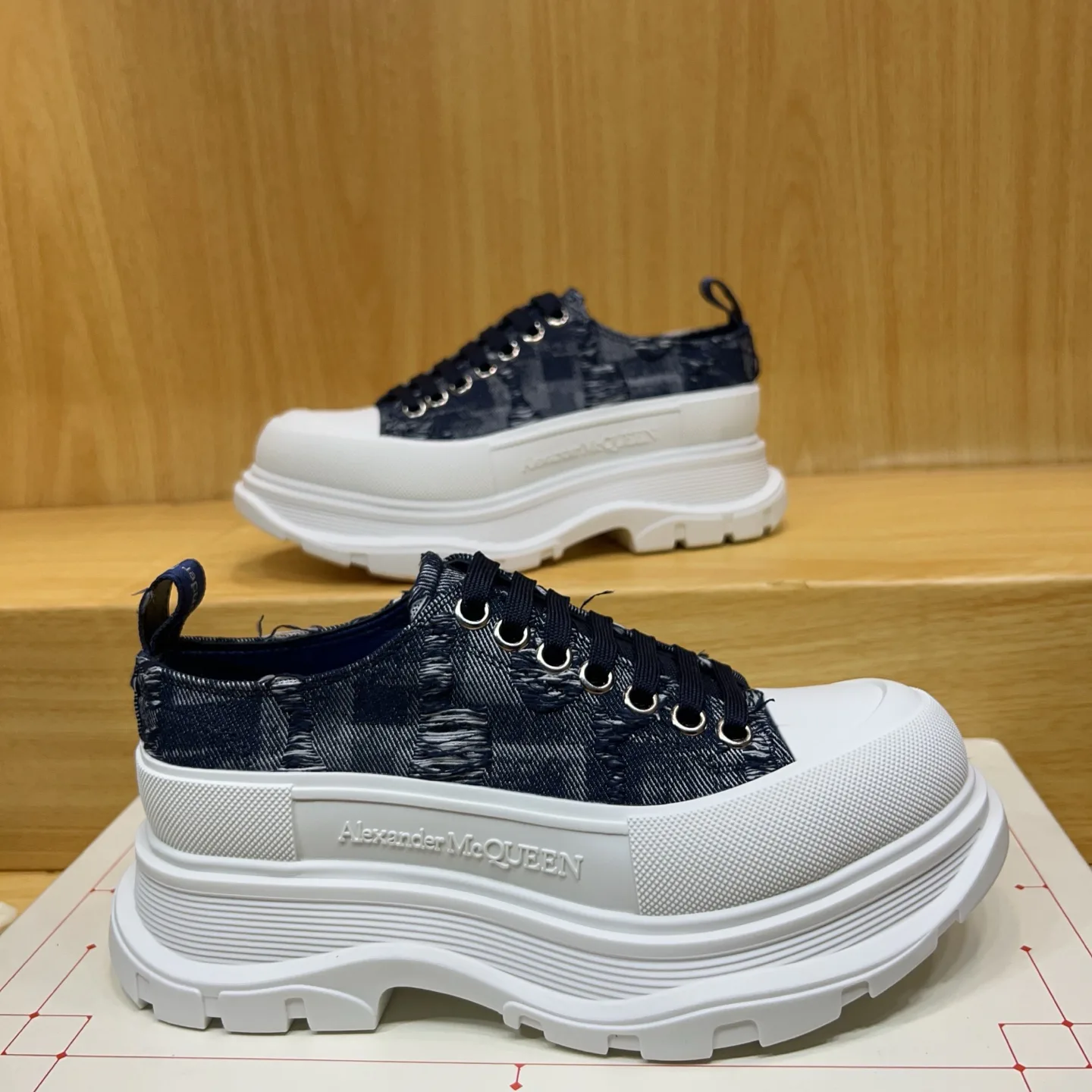 Кроссовки Женские Alexander Mcqueen 17545304