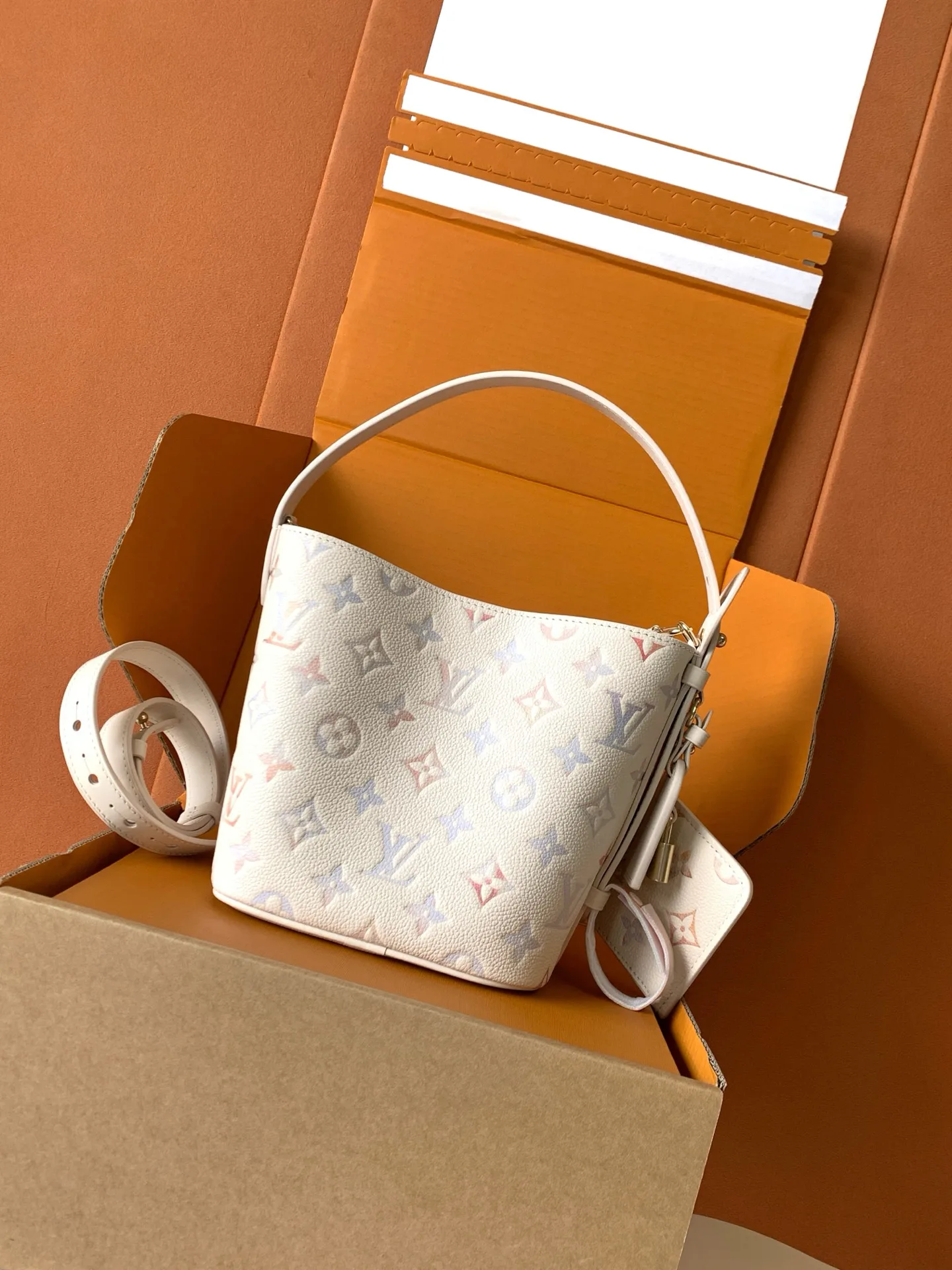 Классические Сумки Женские Louis Vuitton 18156570