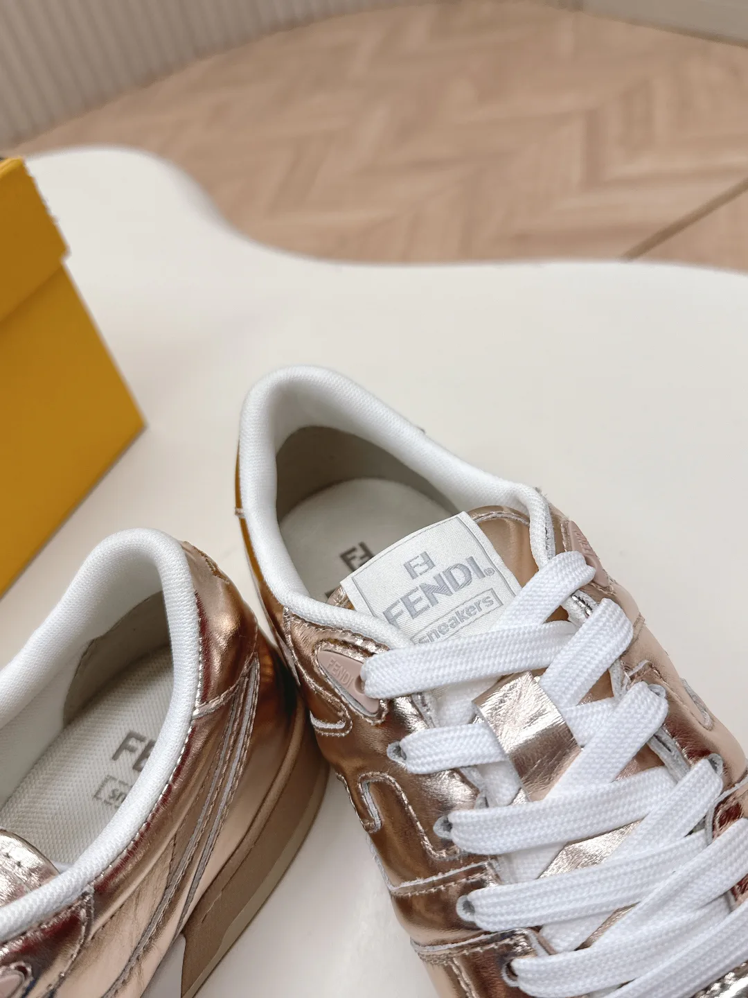 Кроссовки Женские Fendi 25393