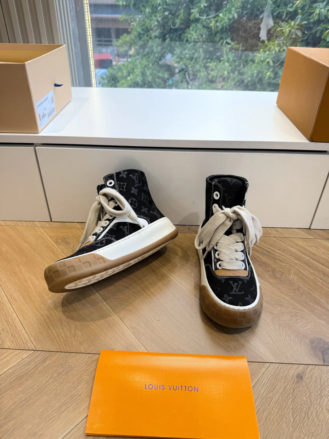 Кроссовки Женские Louis Vuitton 16991430