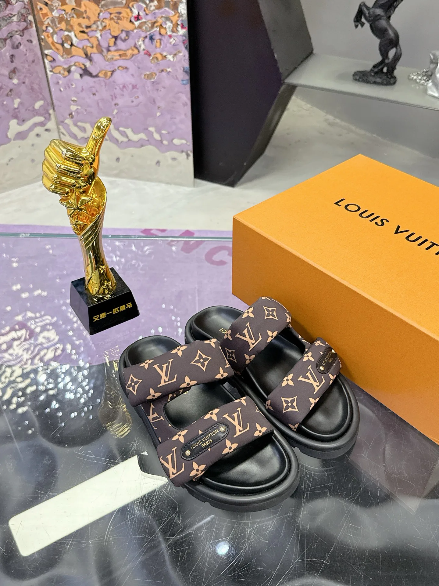 Шлепанцы Женские Louis Vuitton 17530456