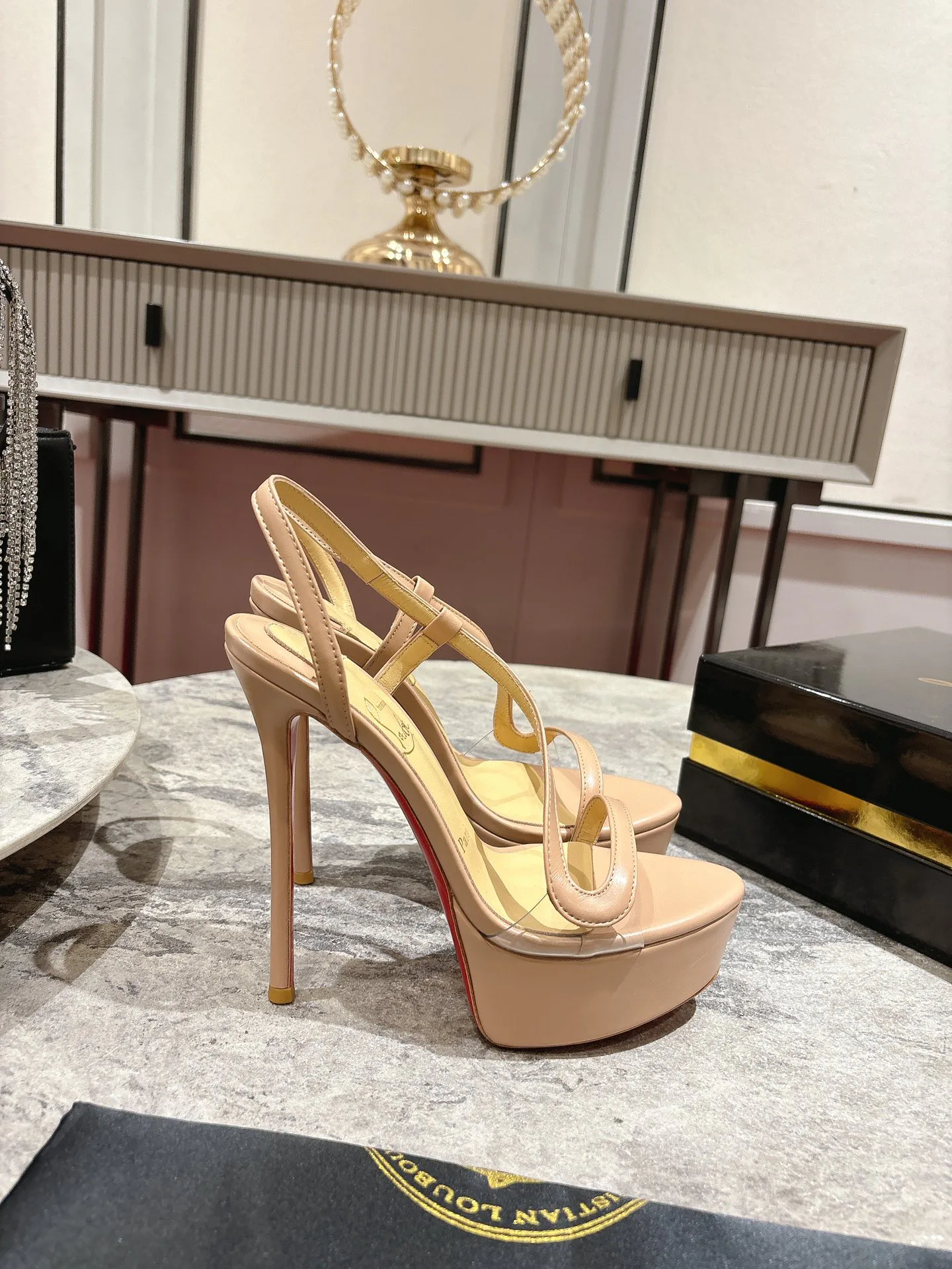 Босоножки Женские Christian Louboutin 19581794