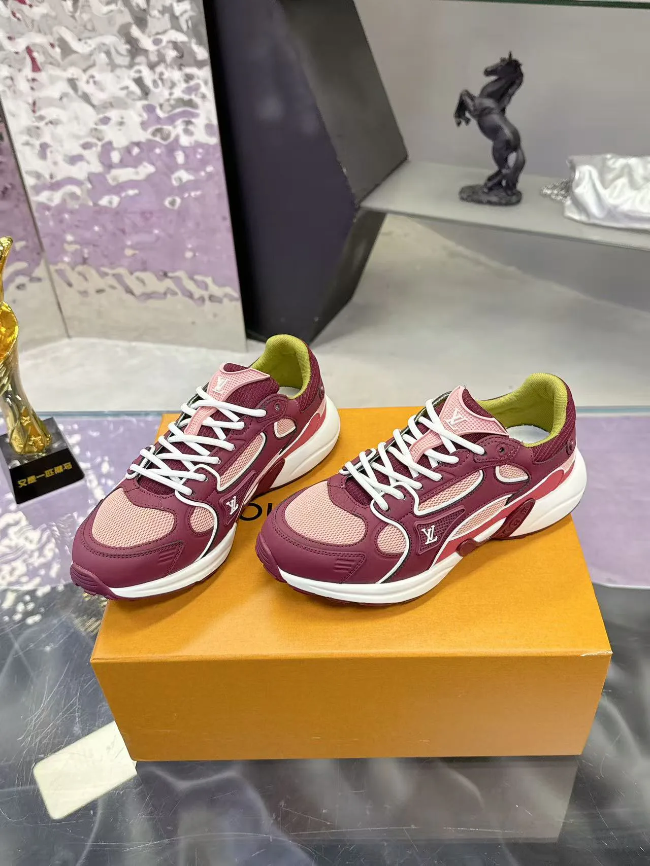Кроссовки Женские Louis Vuitton 17530424