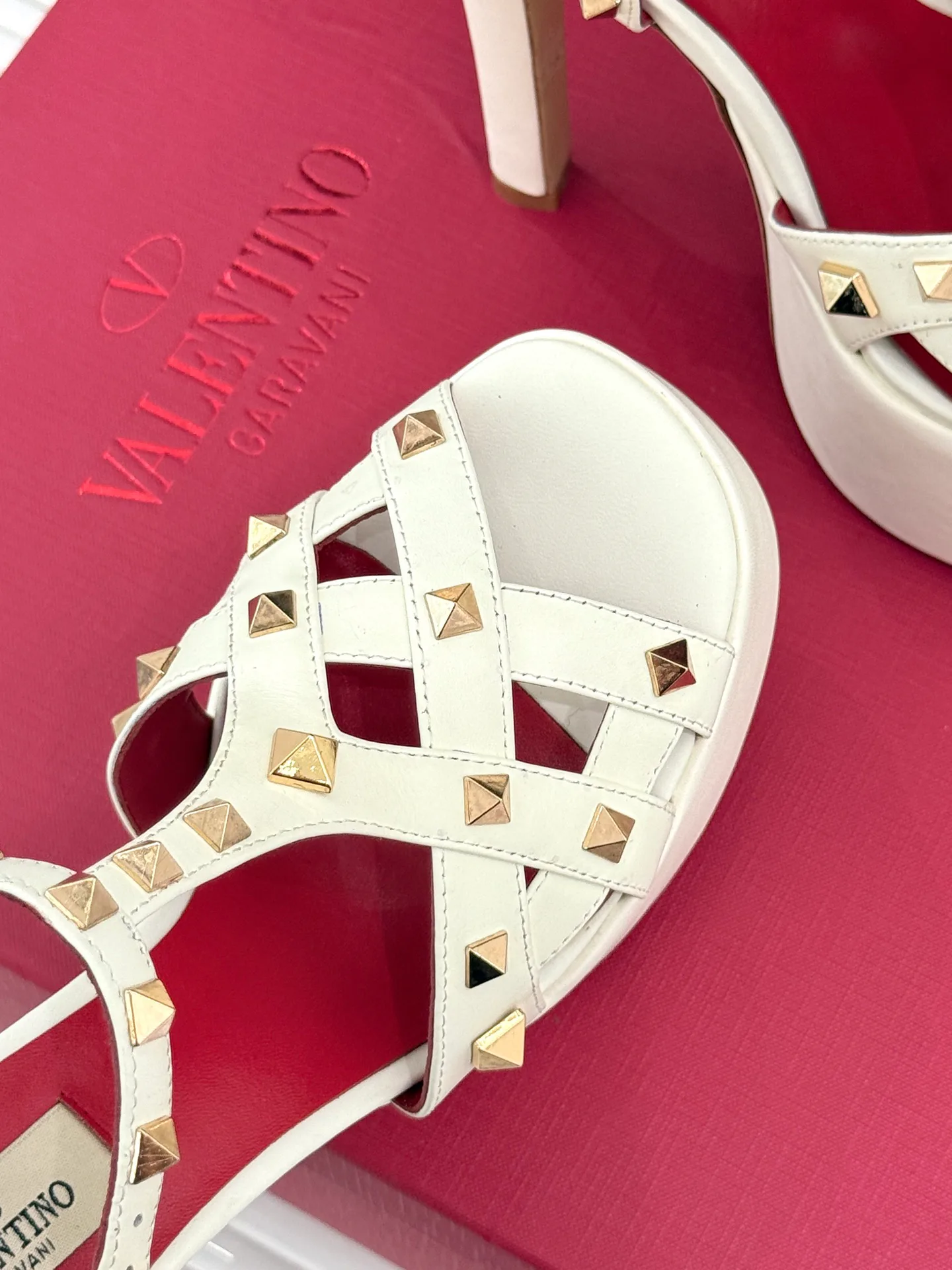 Босоножки Женские Valentino 18198294