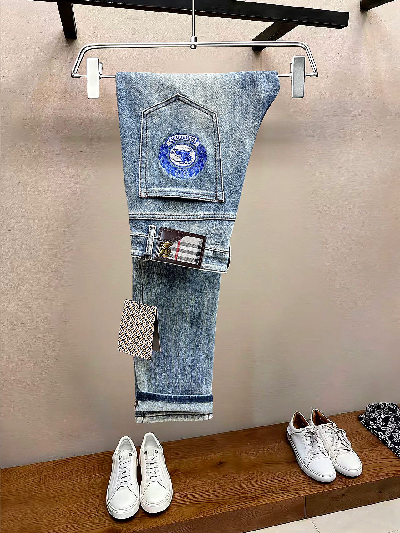 Джинсы Мужские Burberry 18097856