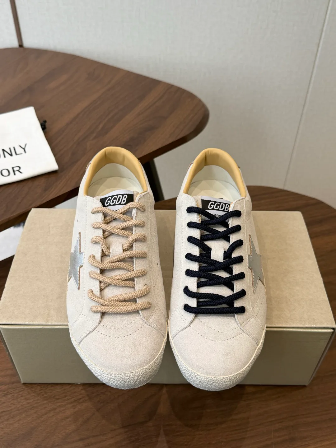 Кроссовки Женские Golden Goose 18687331