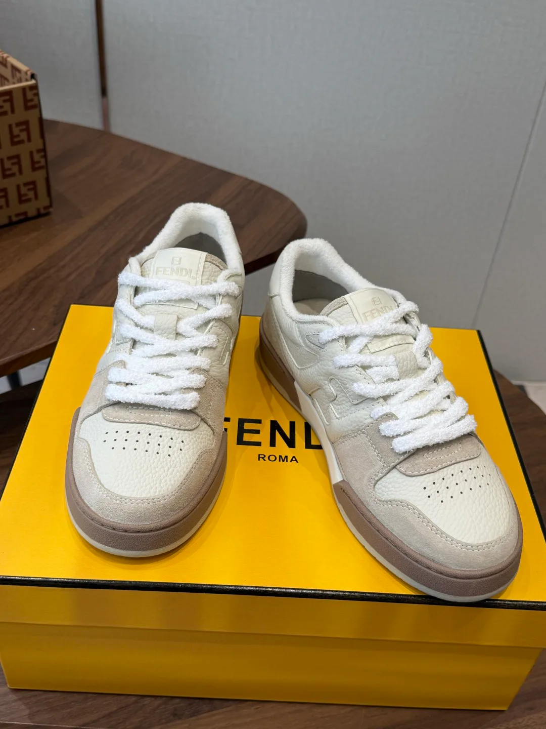 Кроссовки Женские Fendi 17908427